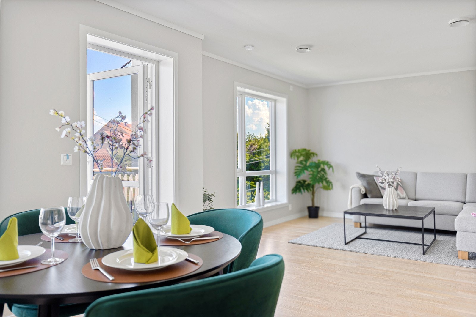 Stuen ligger i 2 etg for å minimere innsyn og maksimere utsikten. Galleribilde