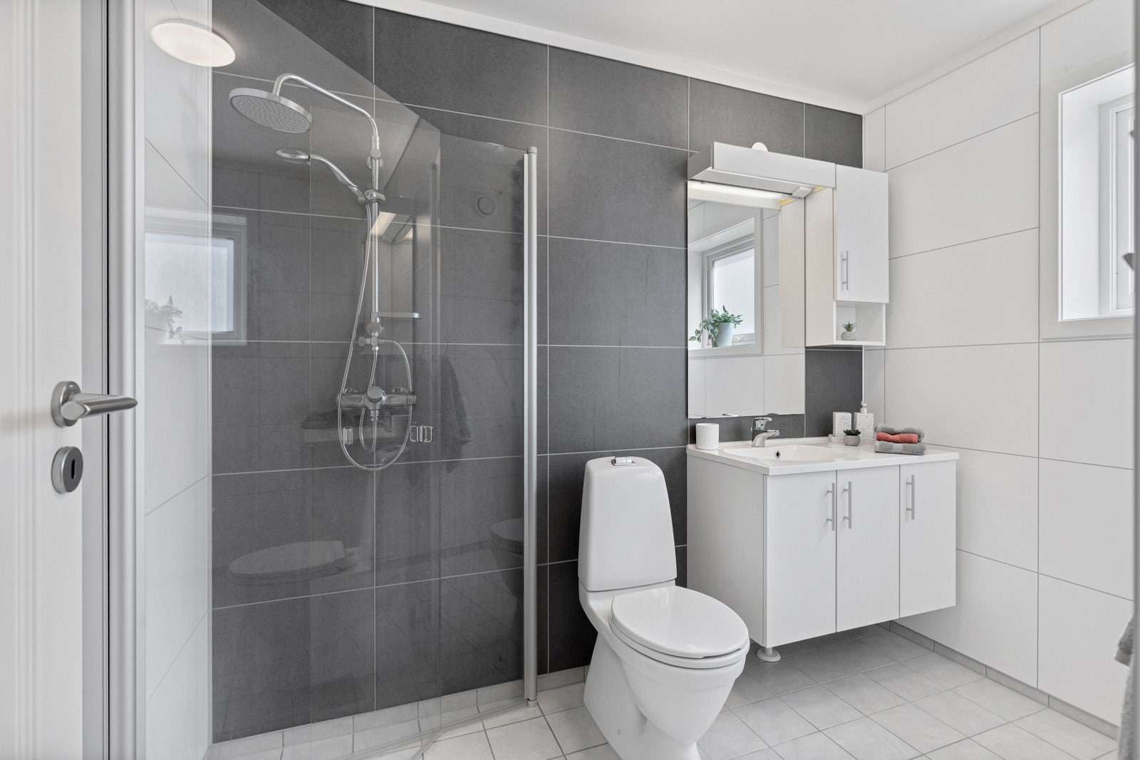 Bad/wc i 1 etg med varme i gulv og dusjvegger Galleribilde