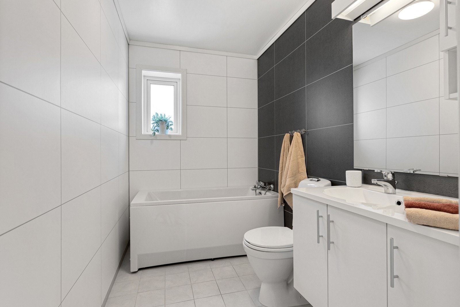 Bad/wc i 2 etg med varme i gulv og badekar Galleribilde