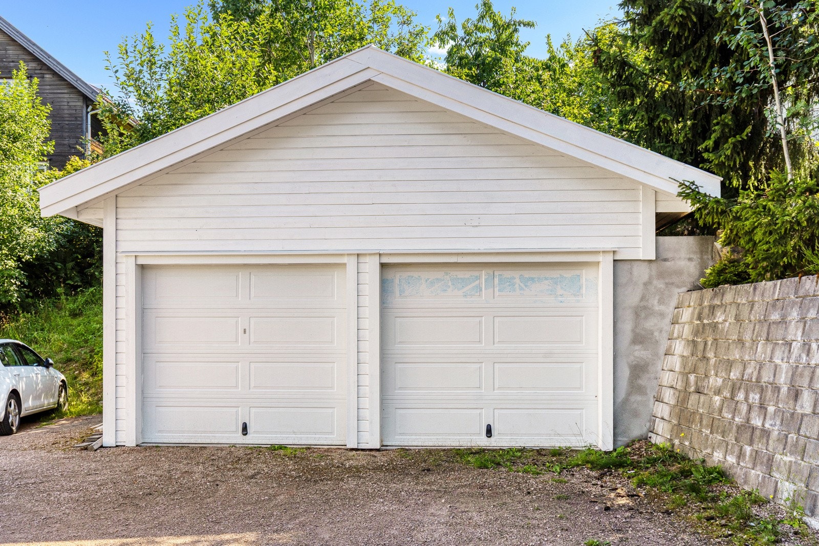 Felles garasje med nabo, denne boligen har garasjen til høyre Galleribilde