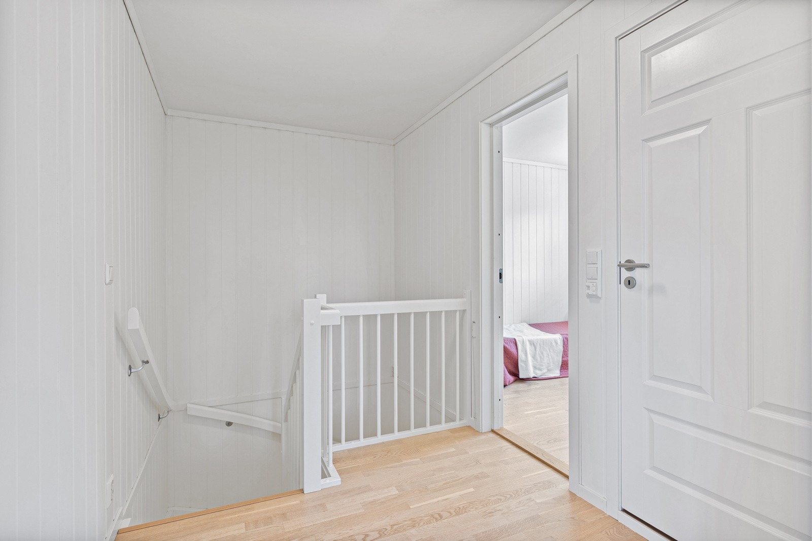Gang i 2 etg med inngang til soverom og bad/wc Galleribilde