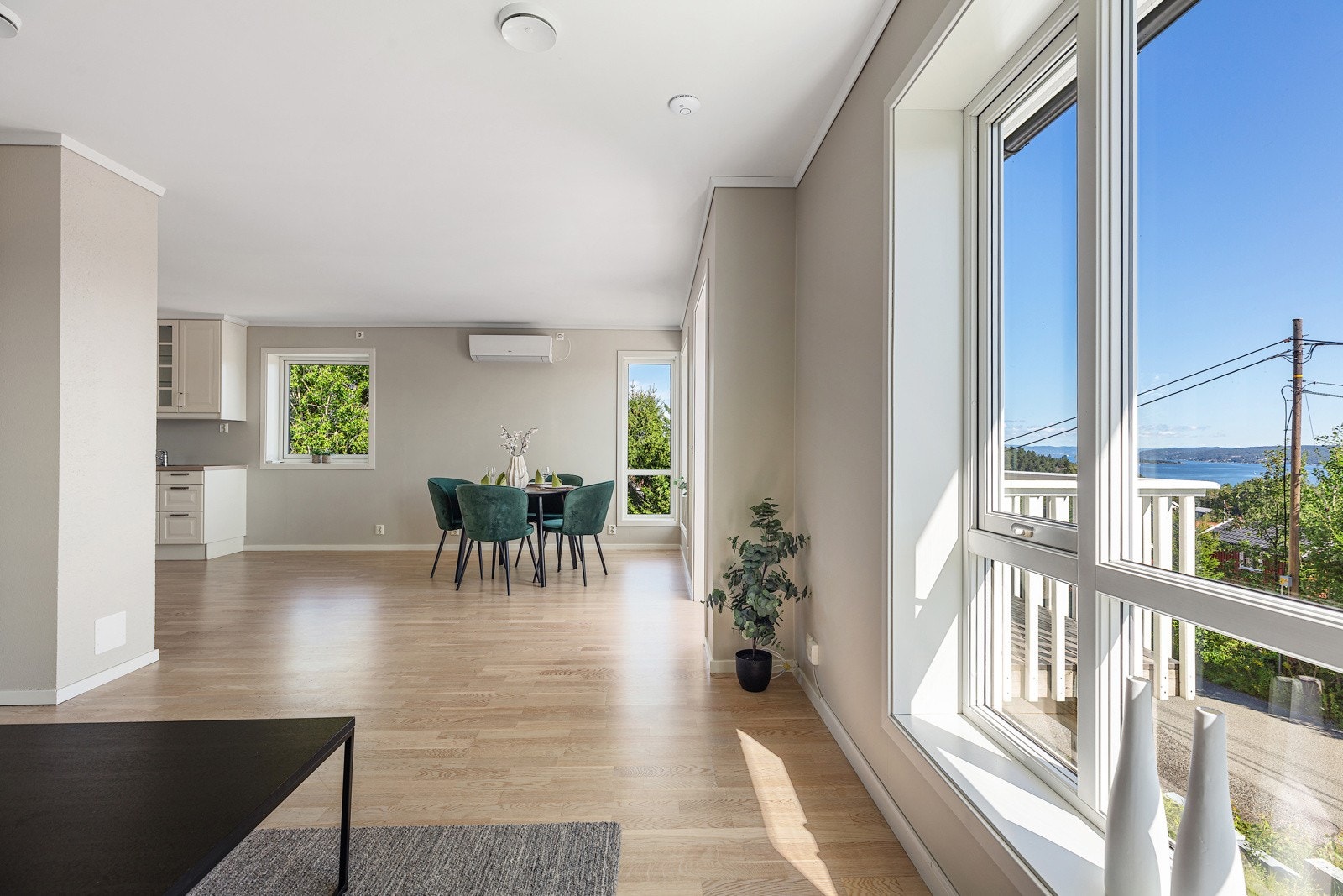 Mye vinduer gir masse lys. Galleribilde