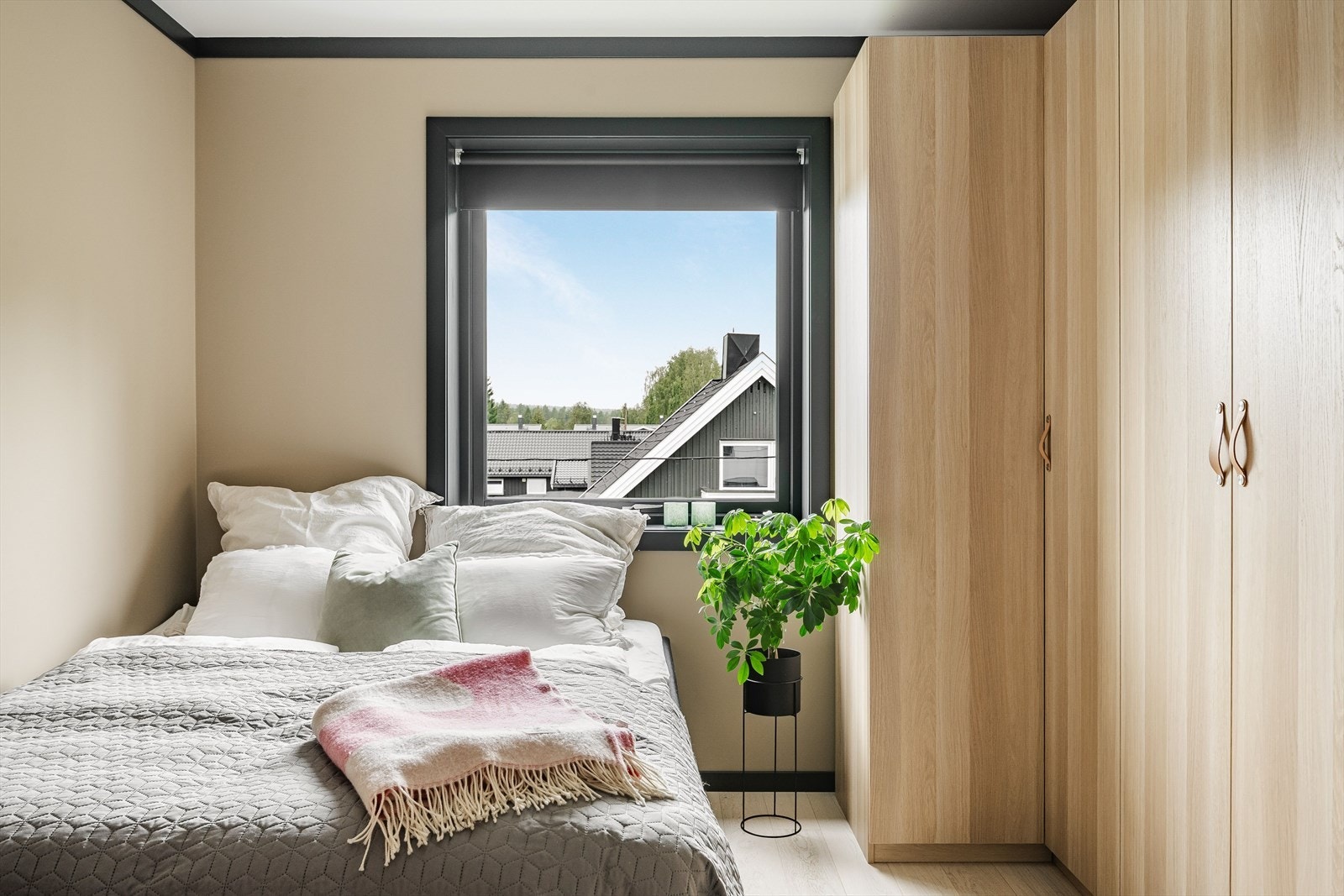 Soverom 2 er også et lyst og fint rom av god størrelse. Det er naturlig plass til dobbeltseng med tilhørende nattbord. Galleribilde