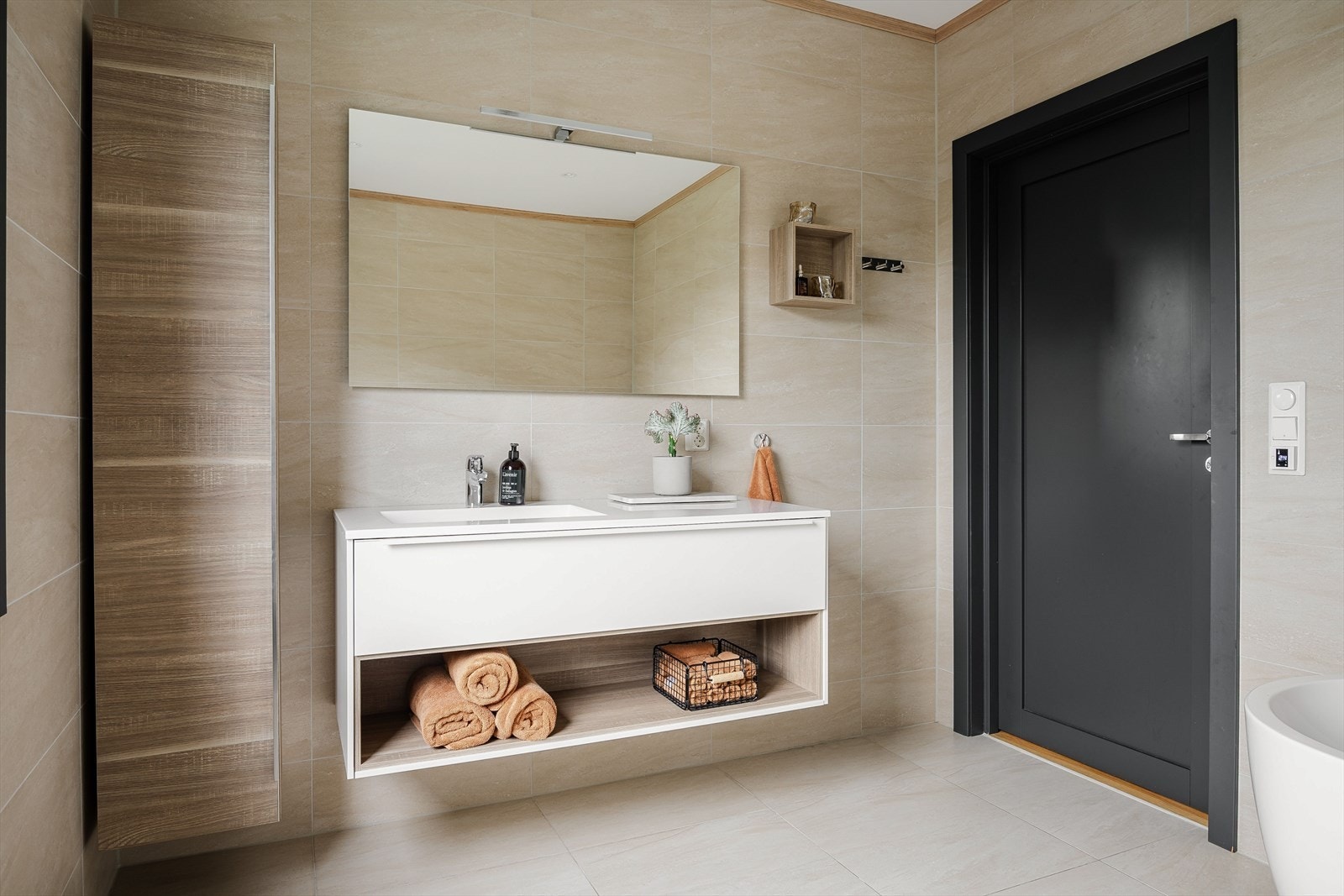 Hele leiligheten holder en gjennomgående høy standard med flotte materialer - her kan du flytte rett inn! Galleribilde