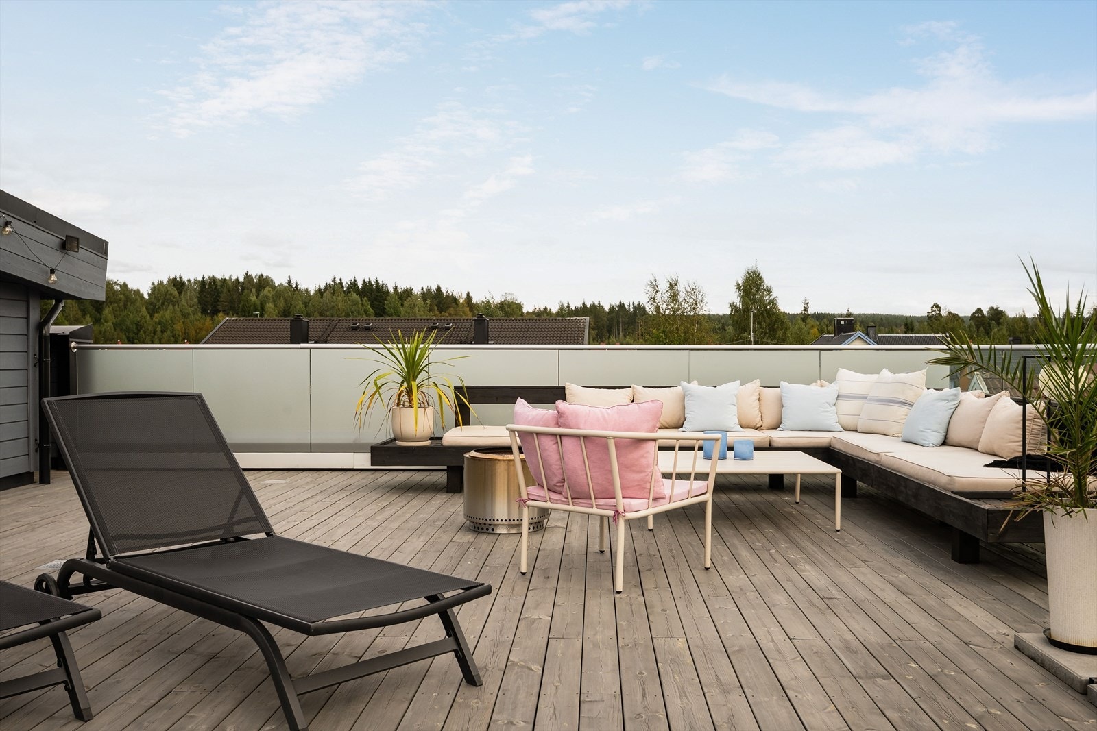 Dette er uten tvil den perfekte plassen for late sommerdager, hyggelige grillkvelder med venner, eller bare en rolig kaffekopp i morgensolen. Galleribilde