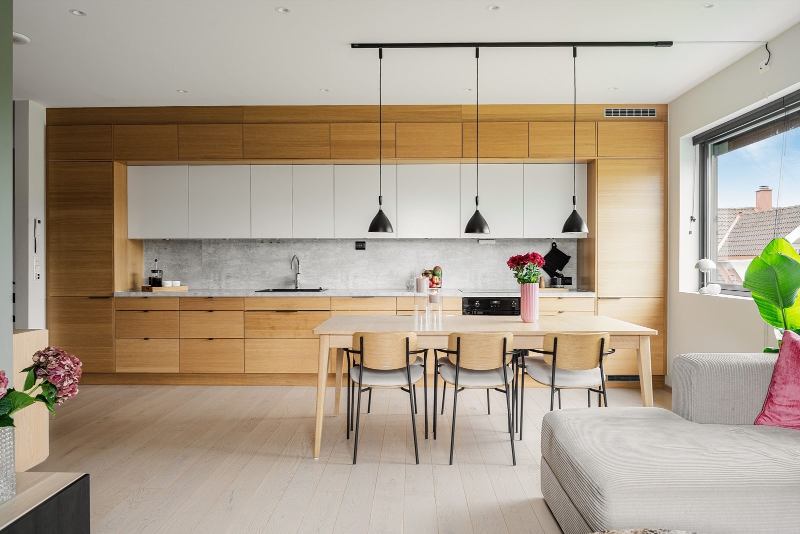 Det gode lysinnslippet kombinert med ekstra takhøyde gir en god og luftig romfølelse. Galleribilde