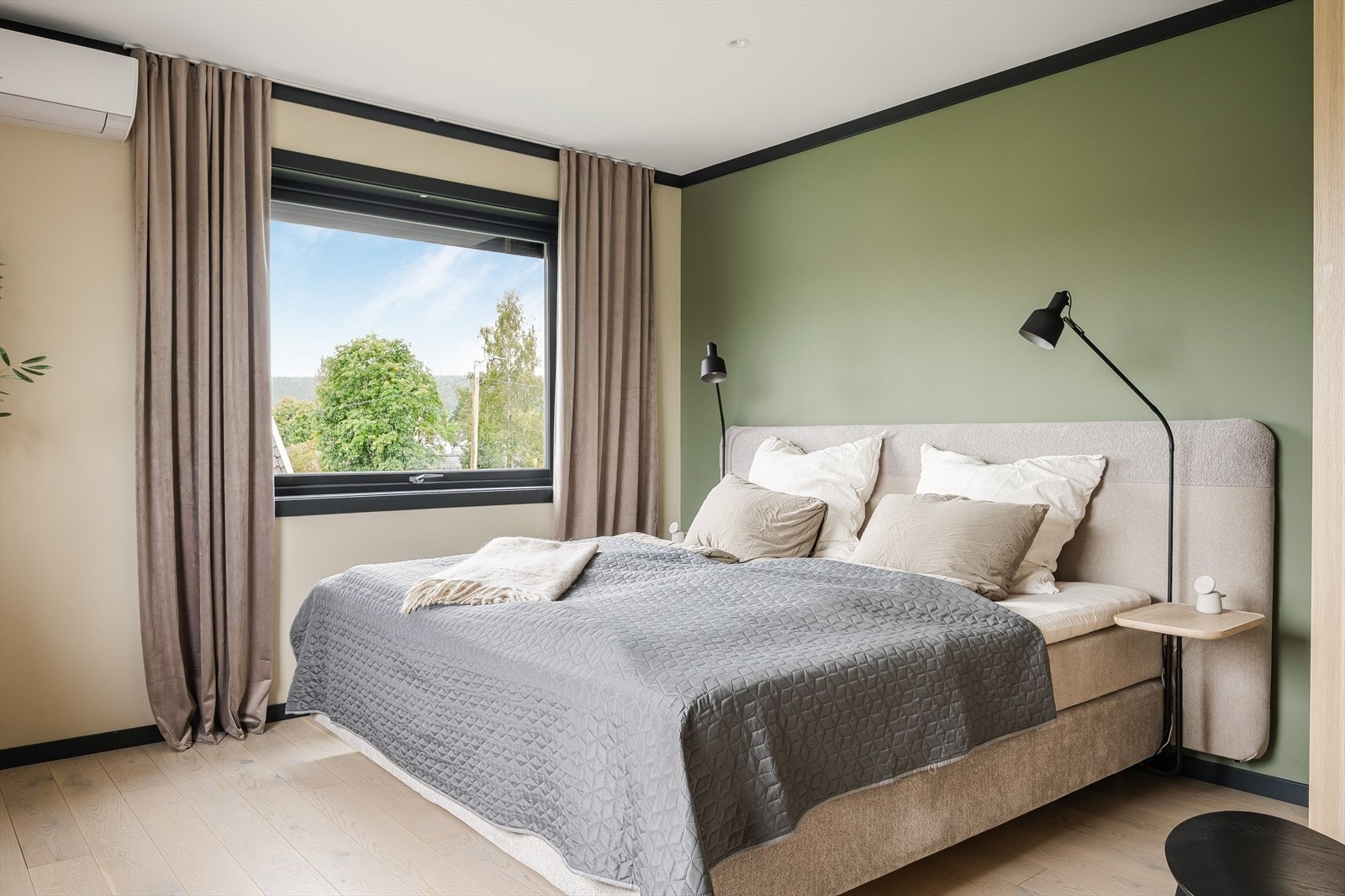 Lyst og innbydende soverom med flotte materialer og farger. Det er montert luft-til-luft varmepumpe som også gir avkjøling på varme sommerdager. Galleribilde