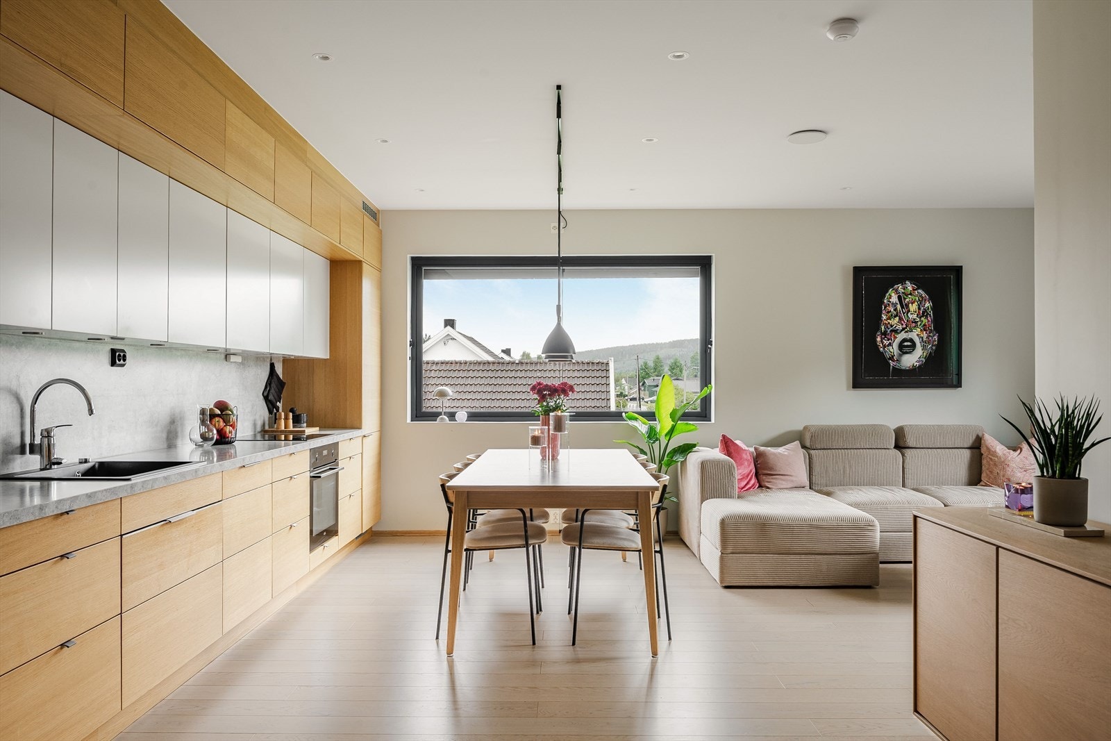 Kjøkkenet ligger i en fin og sosial åpen løsning med stuen - perfekt for både avkobling og hygge! Galleribilde