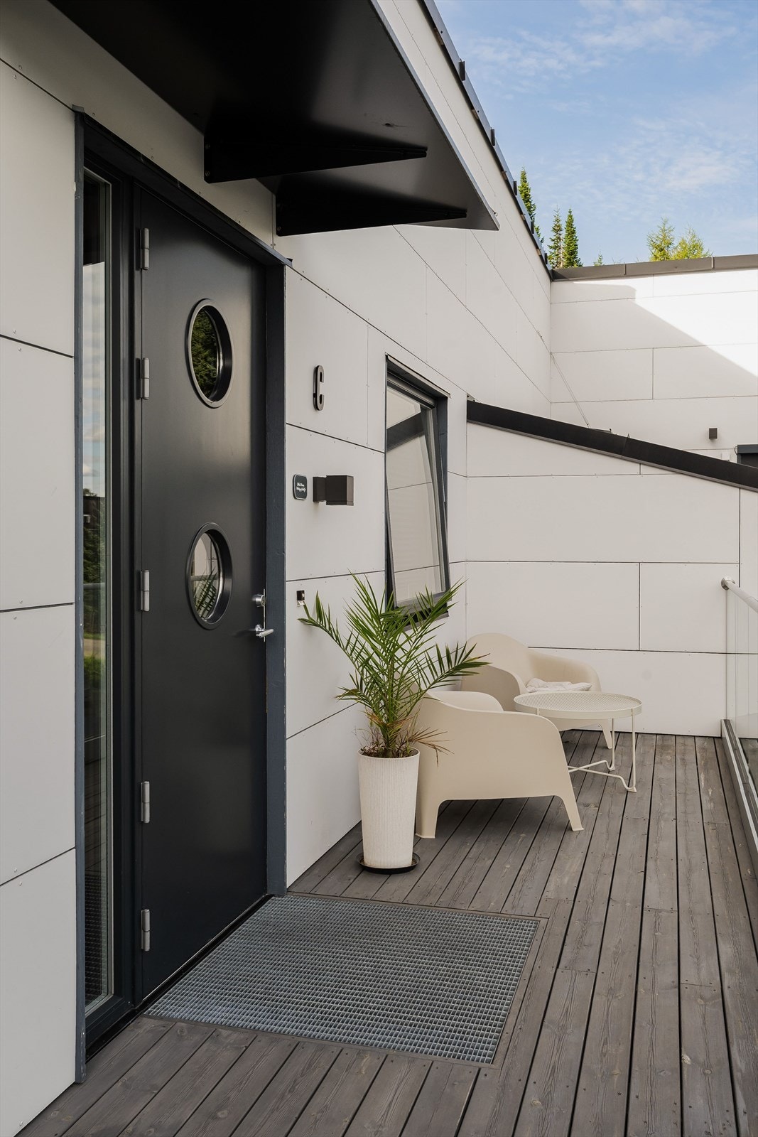 Ved inngangspartiet er det en fin terrasse på ca. 14 kvm. Terrassen vender mot øst og byr på deilig morgensol. Galleribilde