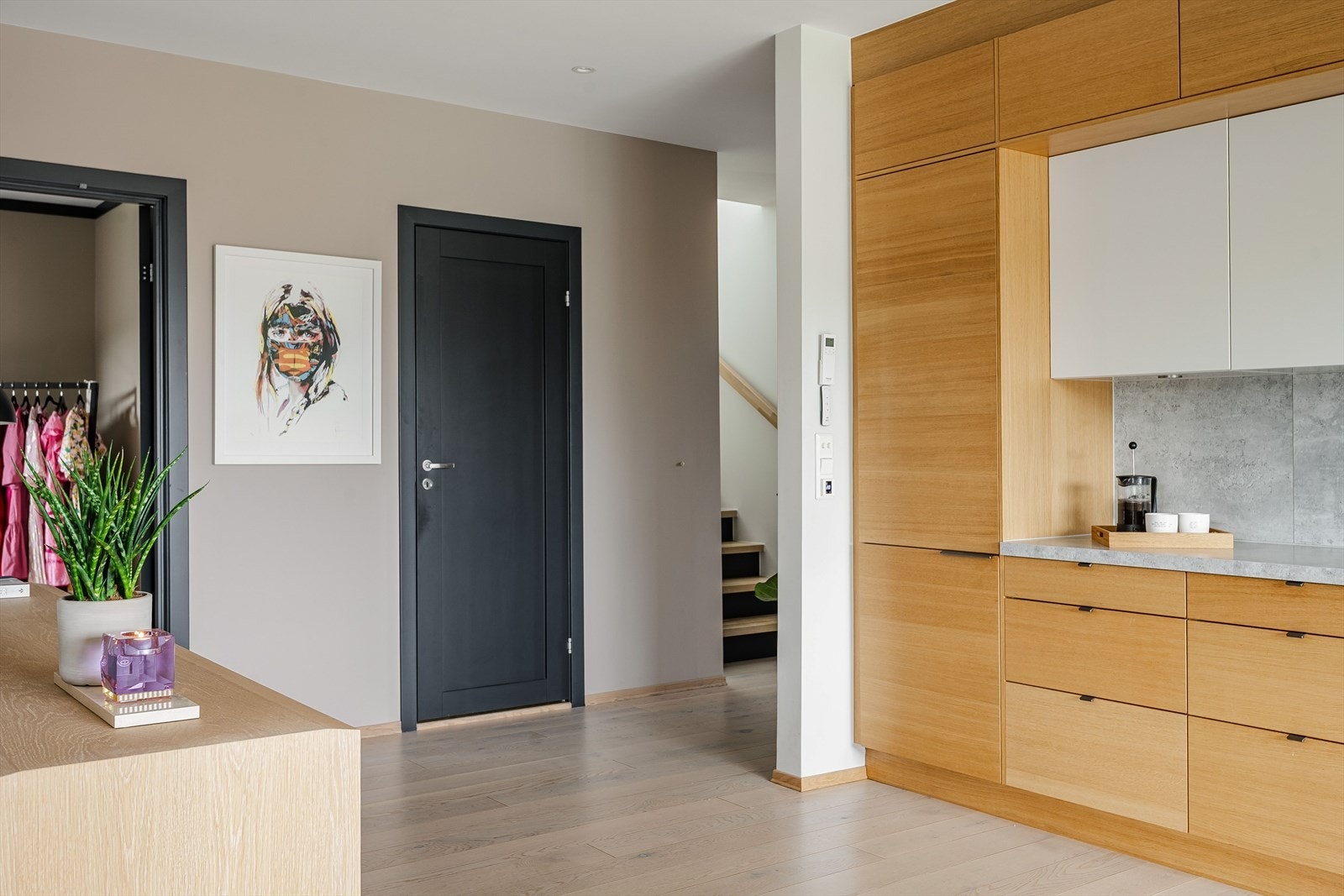 I tillegg til 2 stk. varmepumper er det elektrisk gulvvarme i alle rom bortsett fra på soverommene. Galleribilde