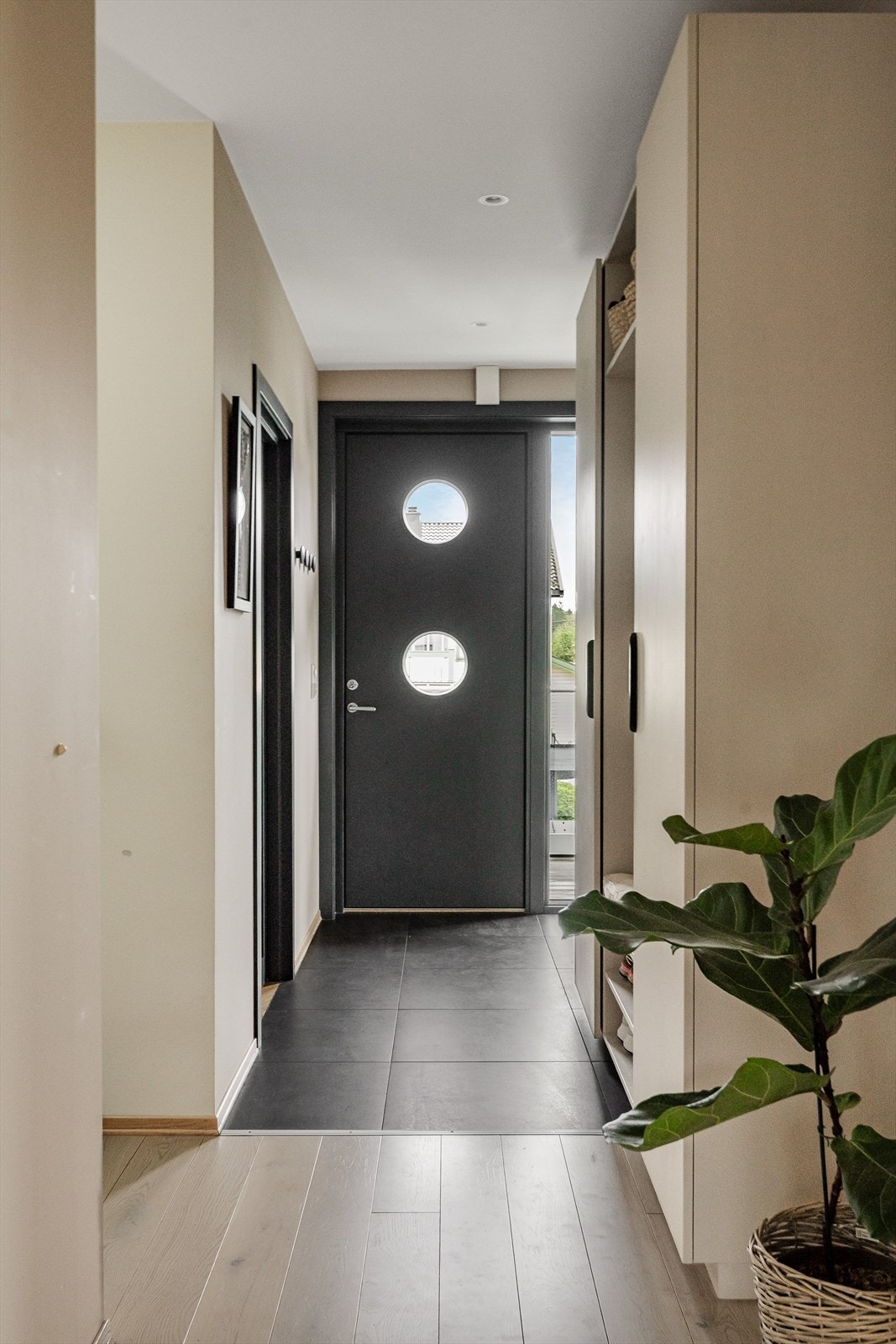 Når du entrer leiligheten, får du umiddelbart et positivt inntrykk av den lekre penthousen med sin høye standard fra 2020. Her er ingenting overlatt til tilfeldighetene! Galleribilde