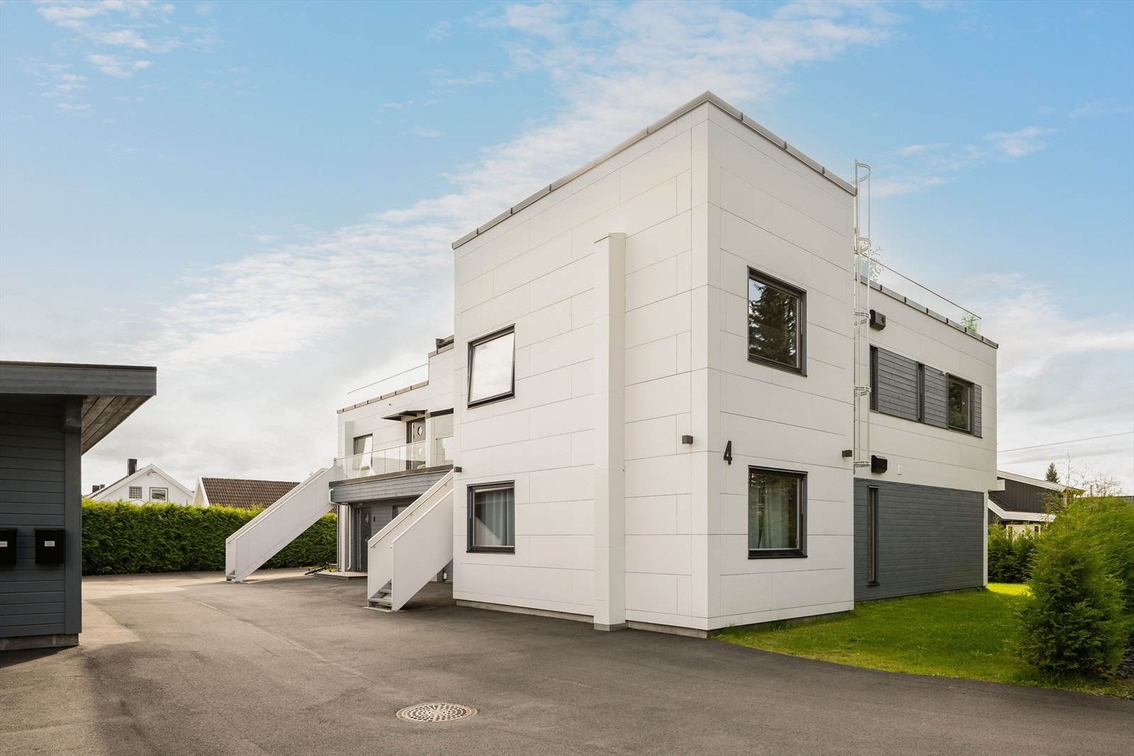 Felles eiertomt for sameiet på ca. 1 143,6 kvm. Tomten er opparbeidet med asfaltert innkjøring og parkering. Opparbeidet med noe plen. Delvis innhegnet med hekk. Asfaltert uteareal i 2023. Galleribilde