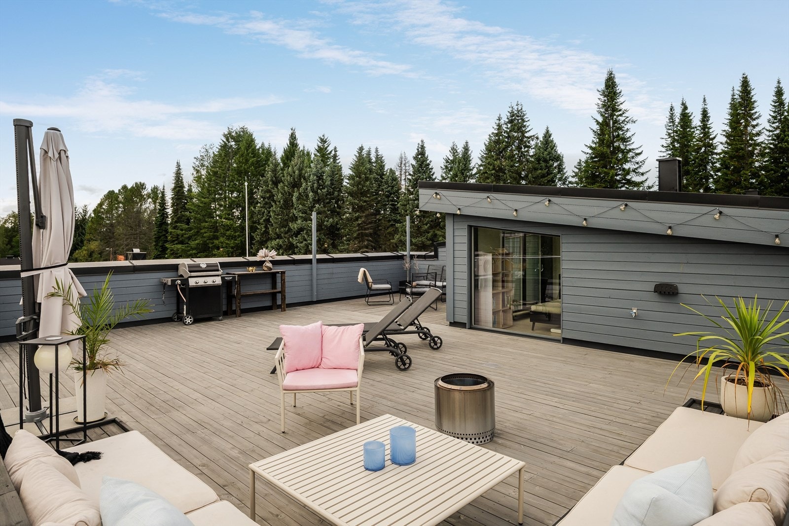 Her får du sol fra morgen til kveld, og god plass til både spisegruppe, loungeområde, solsenger og planter. Galleribilde