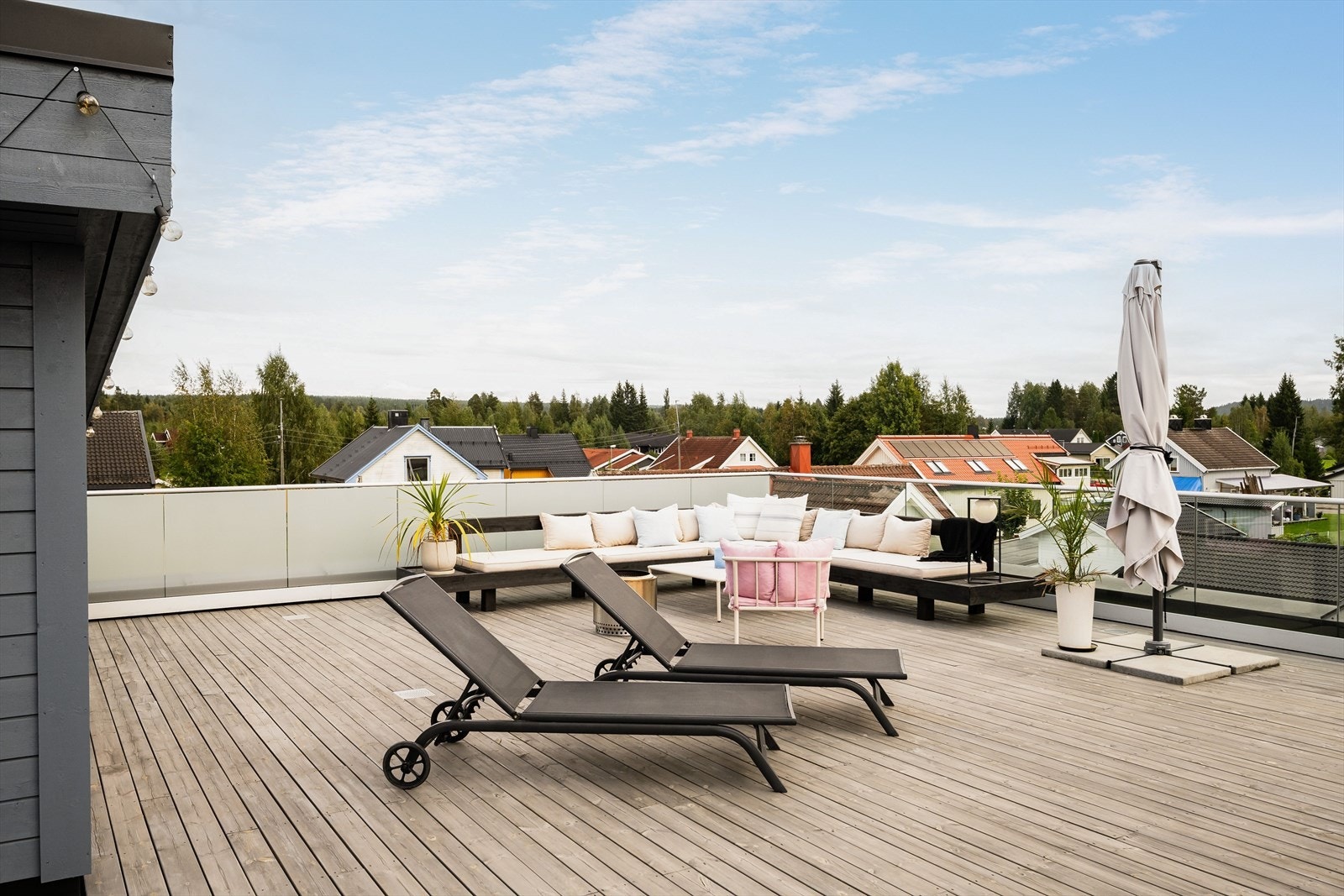 Takterrassen har impregnerte terrassebord på gulv og stilig glassrekkverk. Det er også montert utekran, utebelysning og stikkontakt. Galleribilde