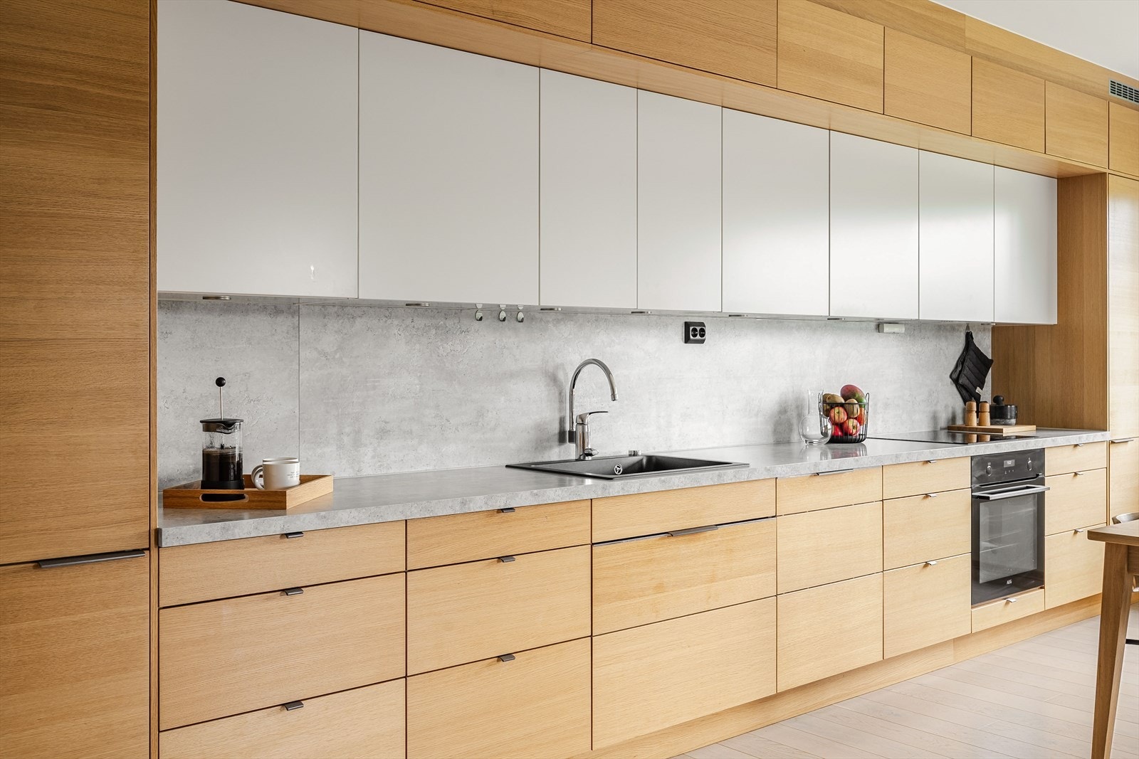 Rålekkert og påkostet Sigdal-kjøkken av høy kvalitet. Kjøkkenet er fullt utstyrt med integrerte hvitevarer som medfølger handelen. Galleribilde