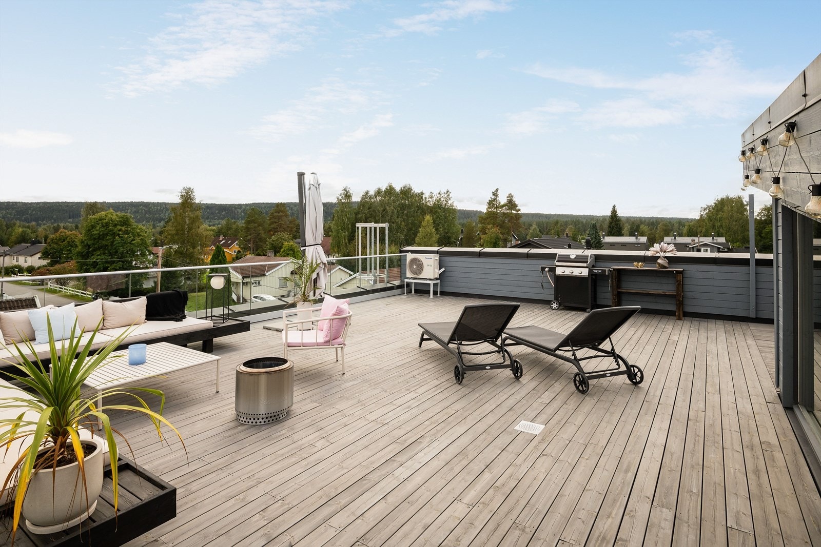 På toppen venter en fantastisk privat takterrasse på hele 98 kvm med sol hele dagen - perfekt for både avslapning og sosiale sammenkomster! Galleribilde