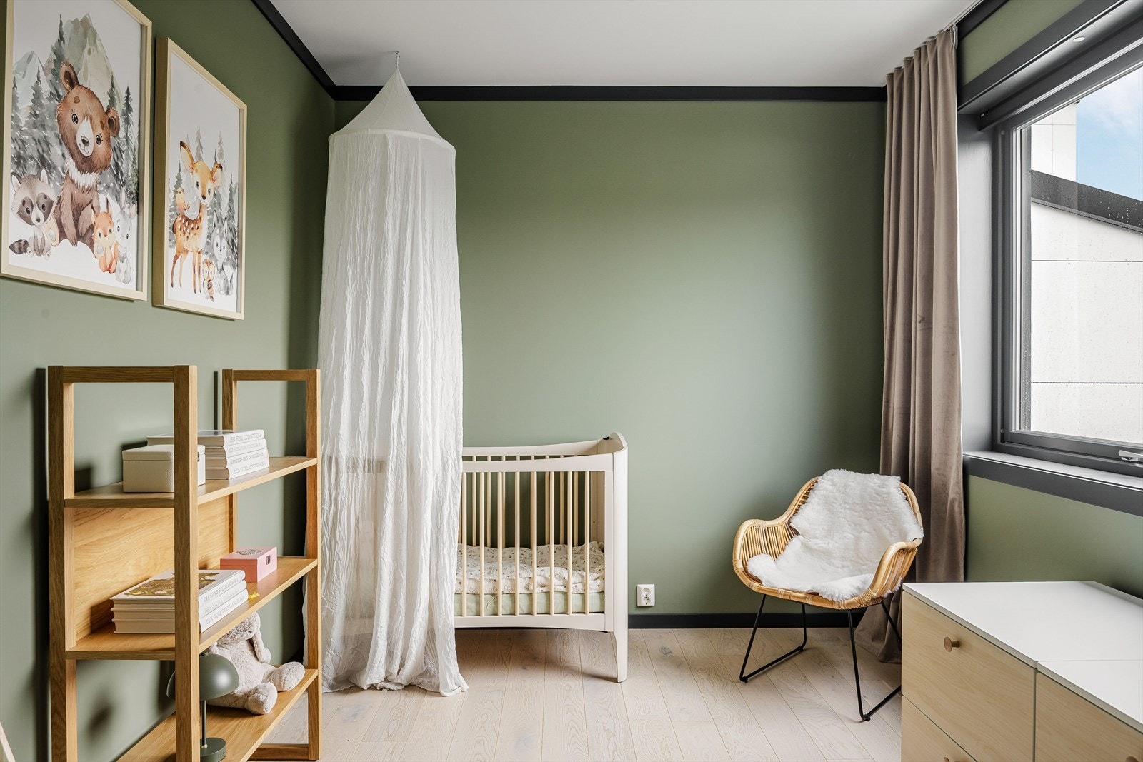 Soverom 3 er et lyst og fint rom som i dag er innredet som et nydelig barnerom. Rommet passer også perfekt som kontor eller gjesterom. Galleribilde