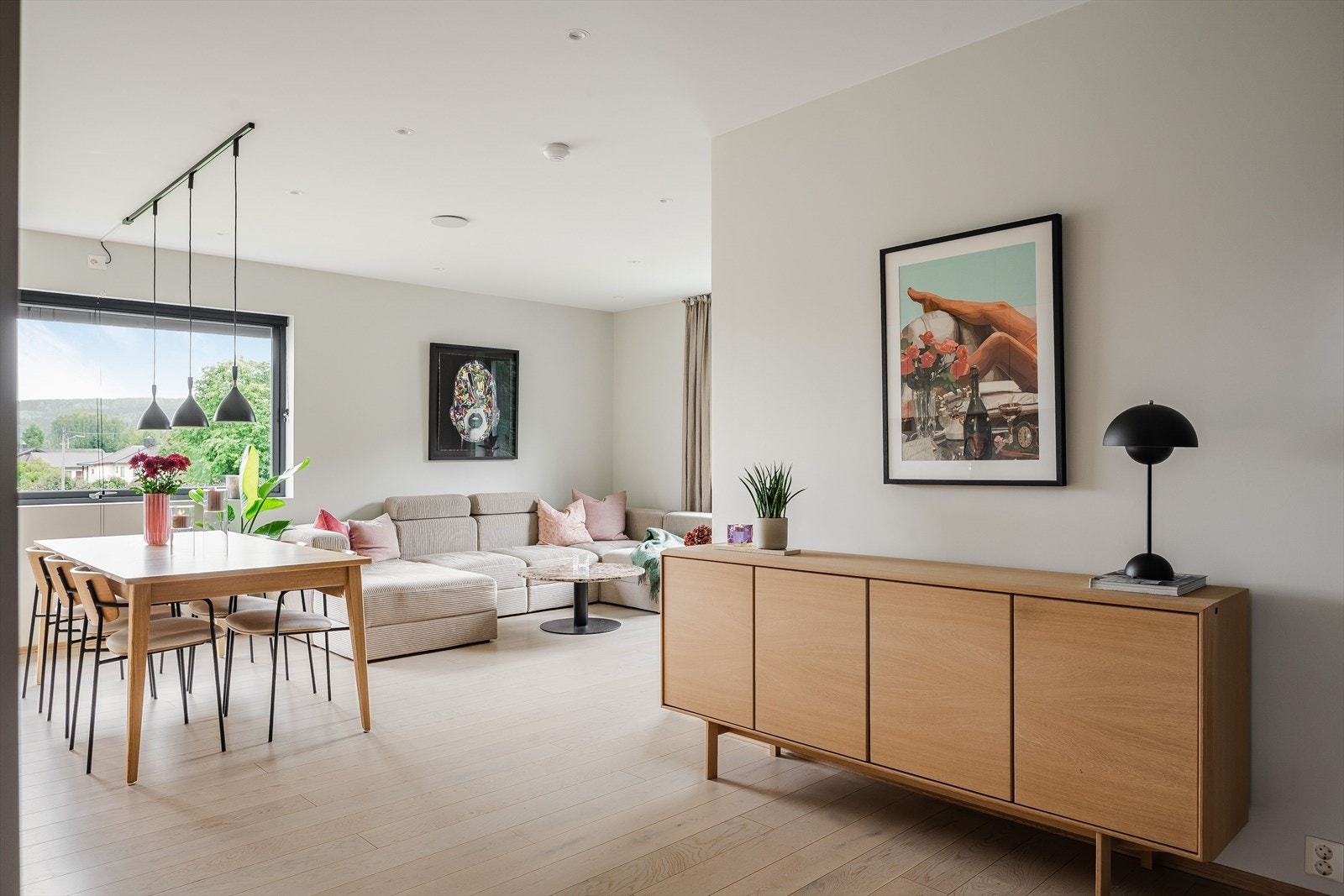 Leiligheten har et stort, lyst og flott oppholdsrom. Høy standard fra 2020 med lys enstavs parkett på gulv, deilig gulvvarme, glatte lysmalte overflater, skjult elektrisk anlegg og downlights i himlingen. Galleribilde