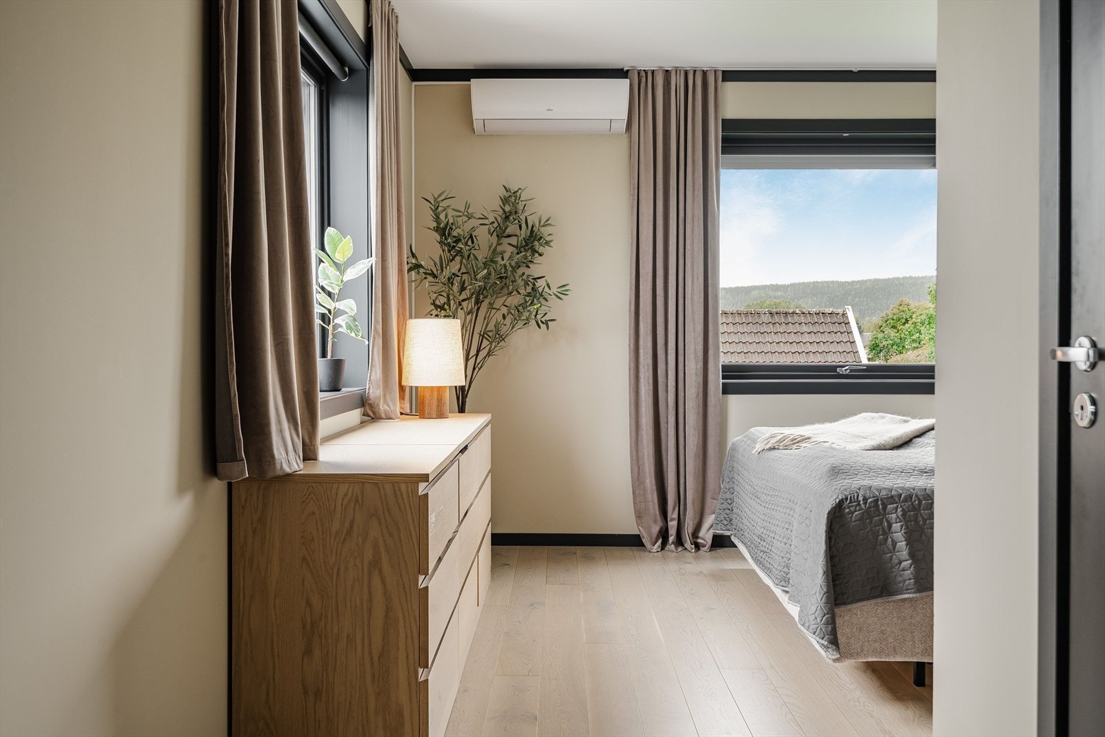 Leiligheten inneholder totalt 3 soverom hvorav hovedsoverommet har tilknytning til eget baderom. Soverommet ligger på hjørnet med to store vinduer som slipper inn nydelig lys. Galleribilde