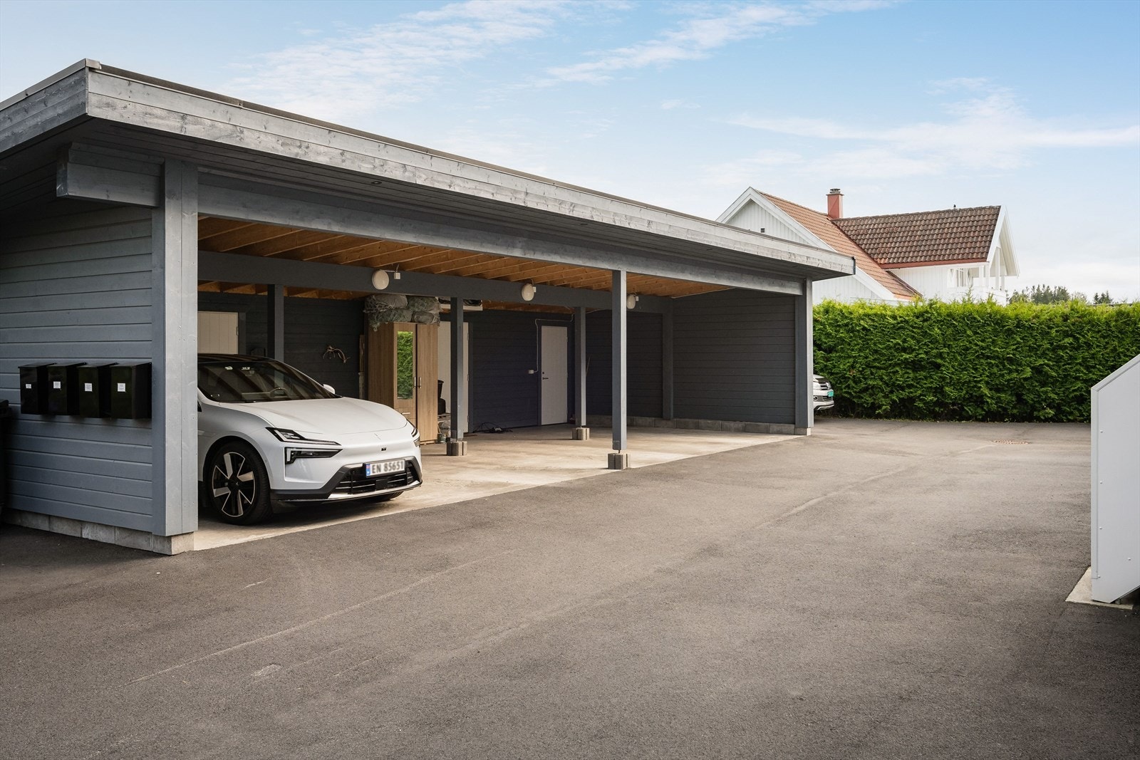 I tillegg disponerer leiligheten en biloppstillingsplass på ca. 16 kvm med elbil-lader i felles carportanlegg. Galleribilde
