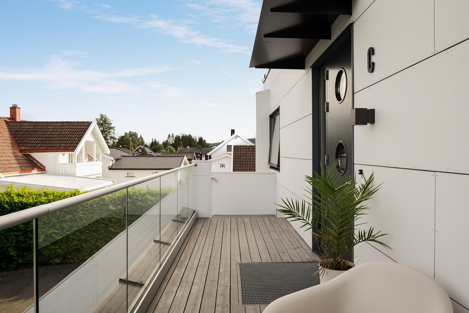 Høy standard med impregnerte terrassebord og stilig glassrekkverk. Ringeklokke og utebelysning montert påvegg ved inngangsdøren. Galleribilde