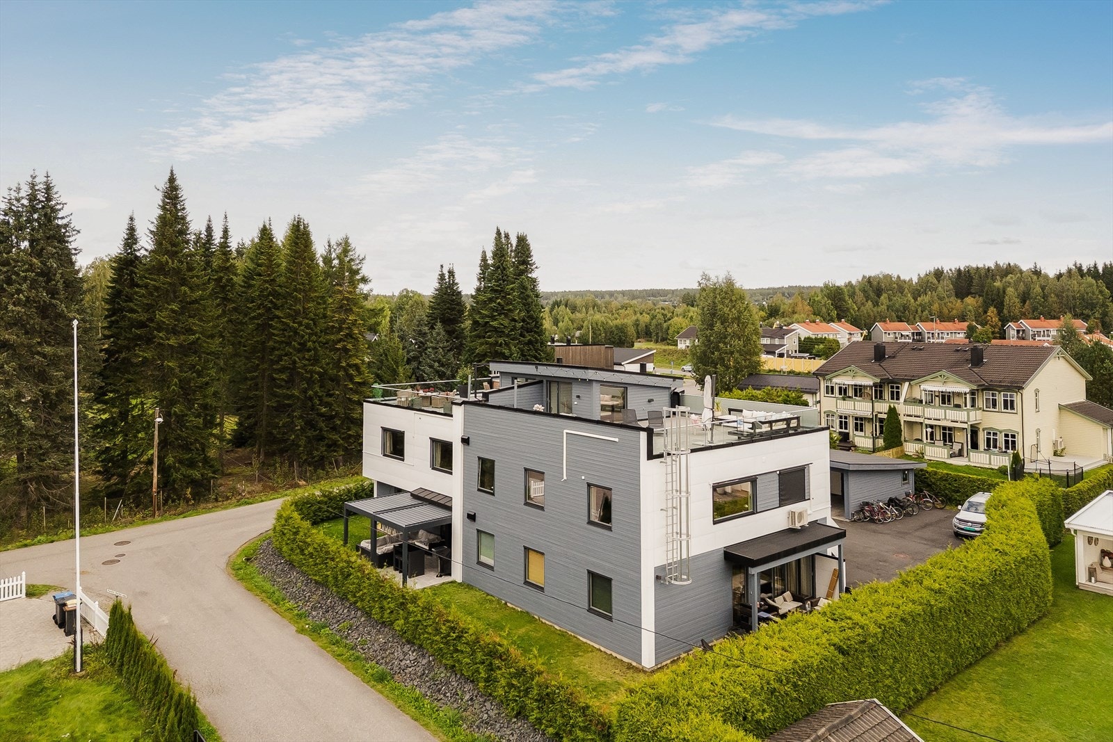 Leiligheten ligger i et veletablert boligområde på Hanstad like ved Skogmuseet. Kort vei til Glomma med flotte turområder i Hanstadvika og ved museene. Kort vei til flere barnehager, barneskole, matbutikker og kun ca. 1,3 km til Elverum sentrum. Galleribilde