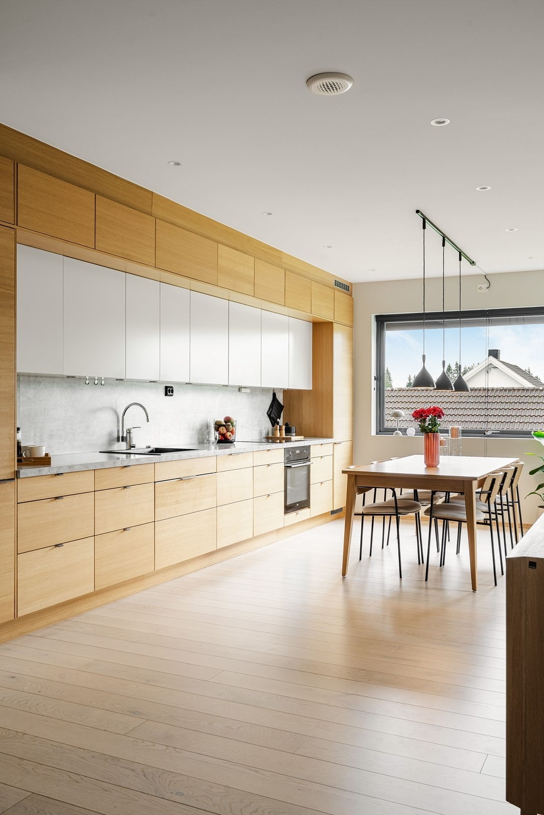 Kjøkkenet er utstyrt med medfølgende integrerte hvitevarer som nedfelt platetopp, stekeovn, oppvaskmaskin og kjøleskap. Det er også montert komfyrvakt ved platetoppen og lekkasjestopper under kjøkkenbenk. Galleribilde