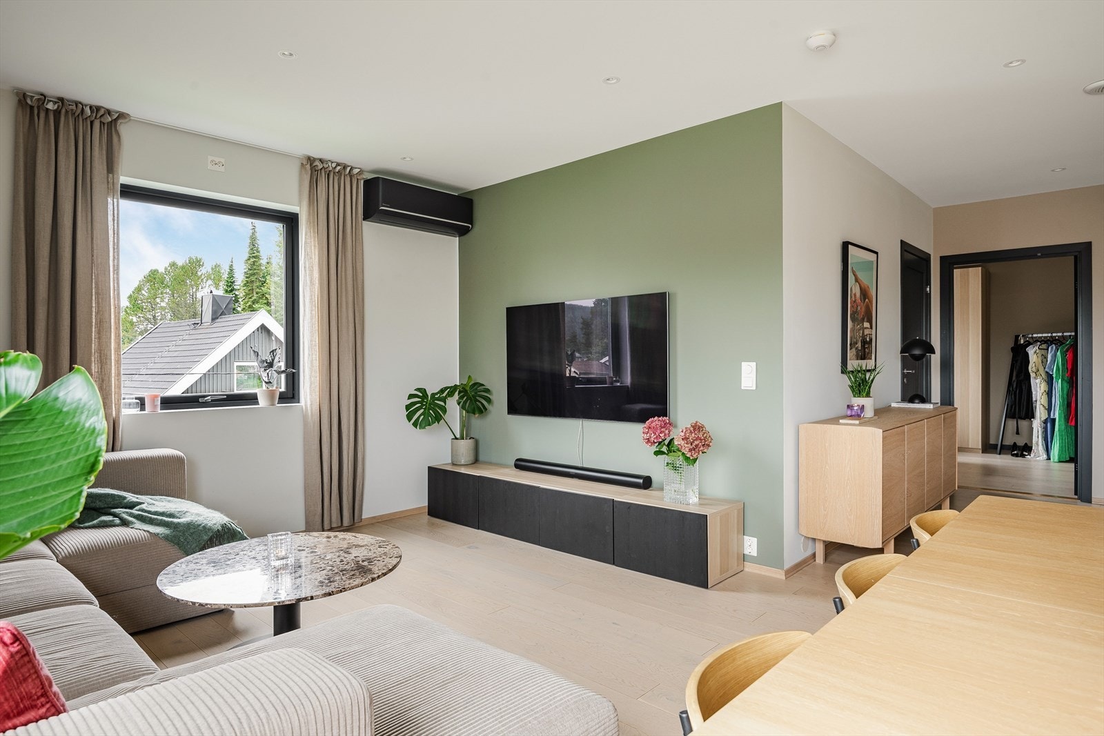 I stuen er det montert sort luft-til-luft varmepumpe som sørger for en god og jevn varme på vinterstid. Galleribilde