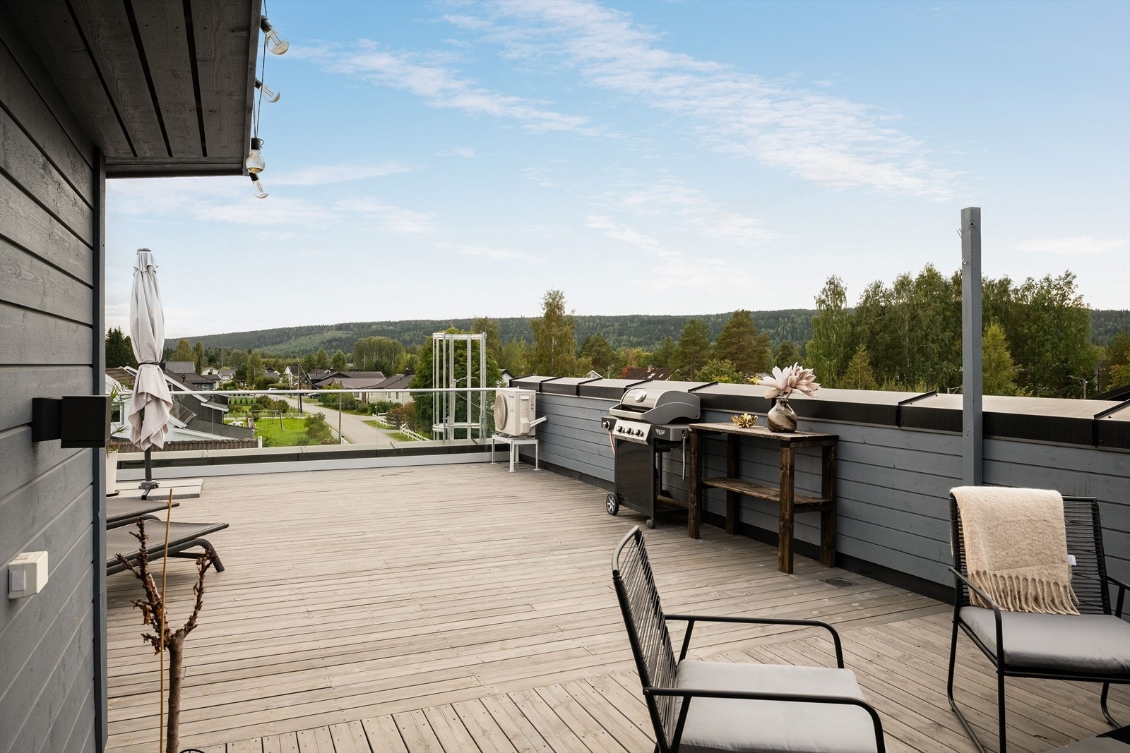 Den luftige beliggenheten og det flotte utsynet gir en helt spesiell atmosfære - en uteplass som byr på både ro, privatliv og sosiale stunder. Galleribilde