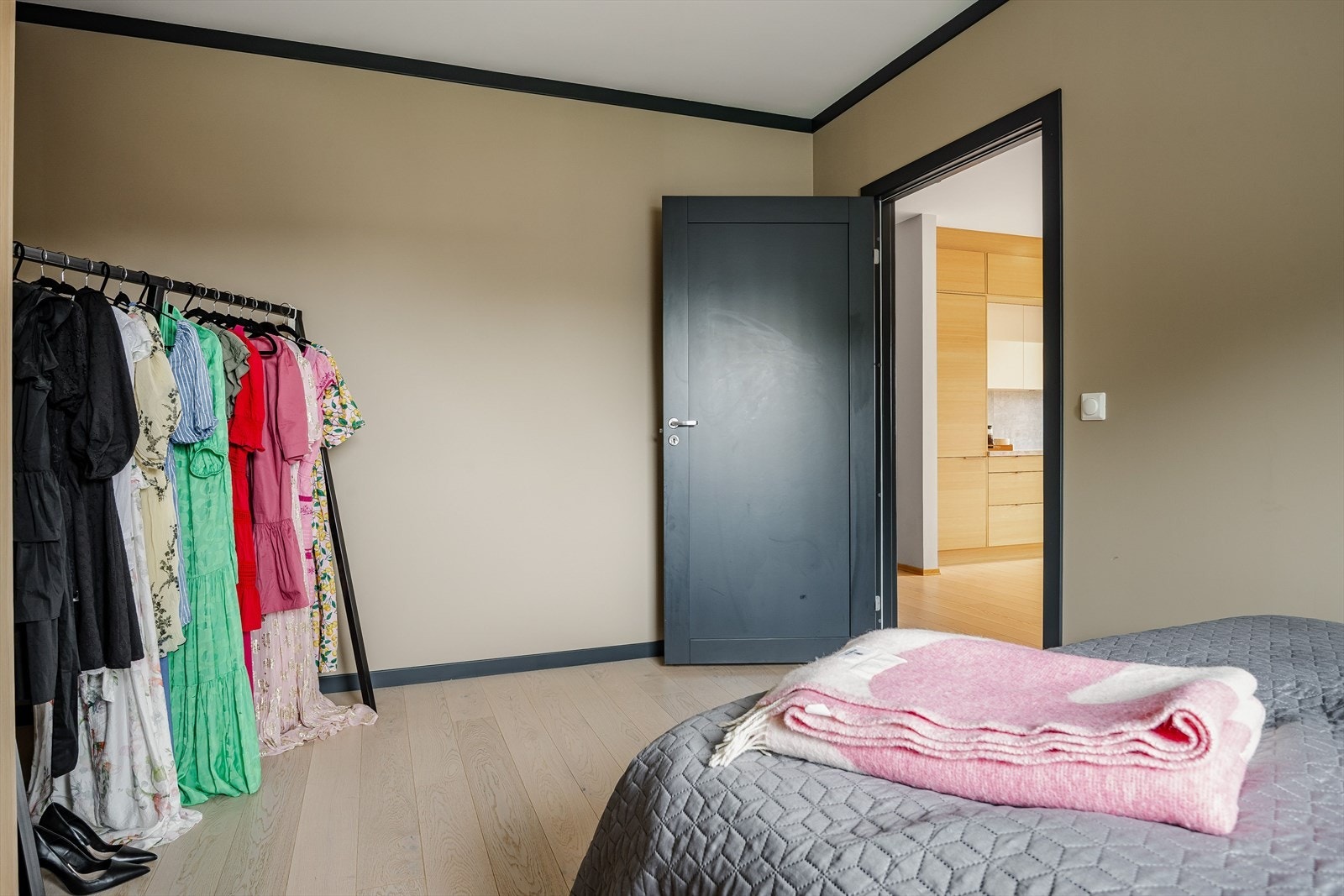 Soverommet har høy standard med lys enstavsparkett på gulv, glatte overflater malt i en fin varm farge, skjult elektrisk anlegg og downlights i himlingen. Galleribilde