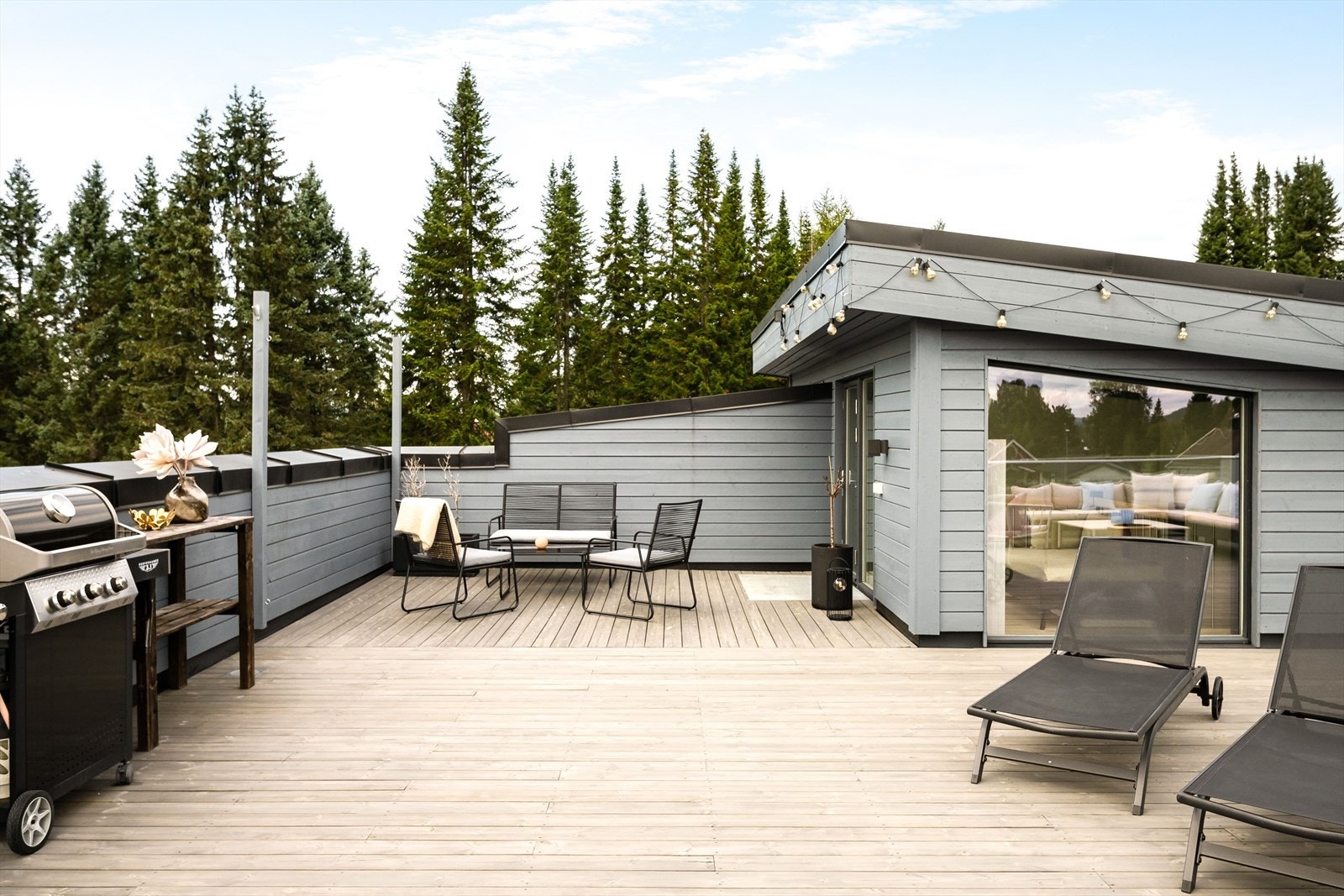 Beliggenheten på takterrassen sørger for gode solforhold fra morgen til kveld. Terrassen oppleves som privat og usjenert - godt skjermet for innsyn. Galleribilde