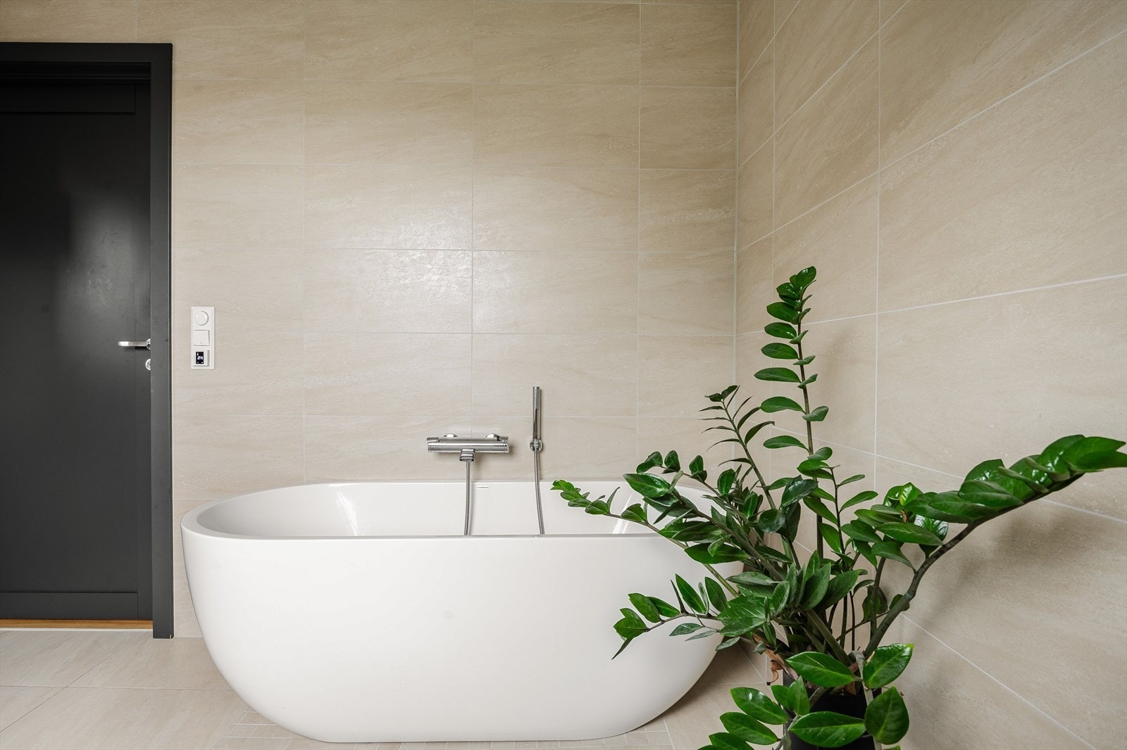 Baderommet er også utstyrt med et nydelig, frittstående badekar - et lyst og delikat velværebad hvor man virkelig kan nyte ro og avslapning. Galleribilde