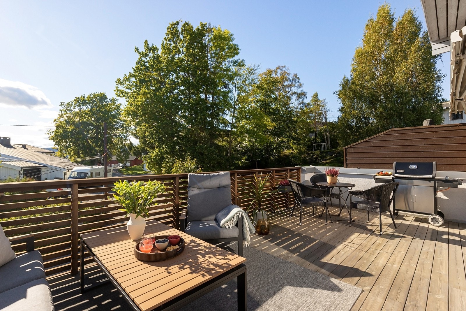 Sommerbilde av terrassen. Galleribilde