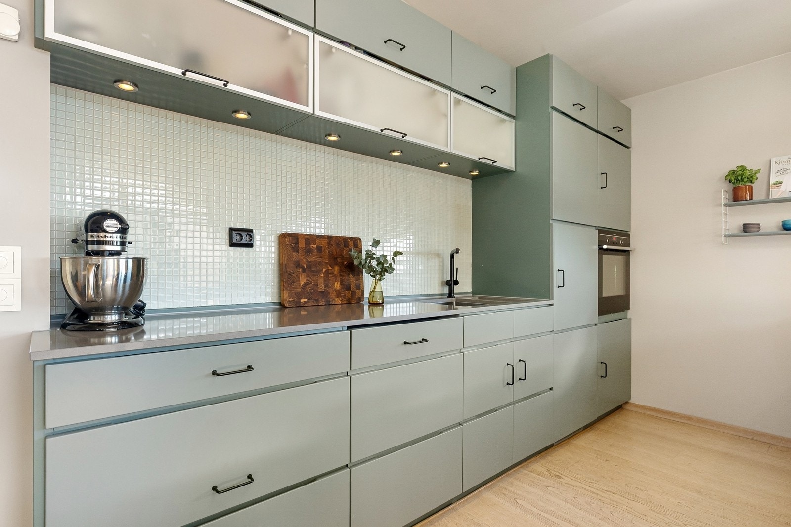 Lekkert kjøkken med benkeplate i kompositt stein. Galleribilde