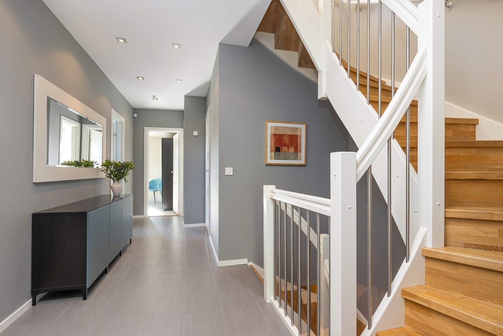 Flislagt gang fra entré med varme i gulv. Galleribilde