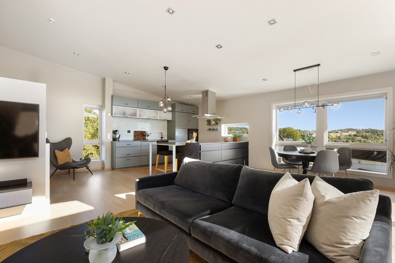 Kjøkken og stue med ekstra god takhøyde Galleribilde