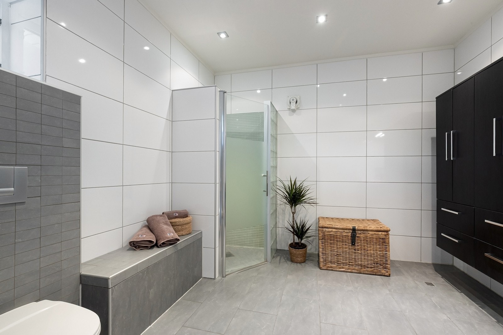 Stort bad i 1. etasje med ekstra god takhøyde og godt med plass. Galleribilde