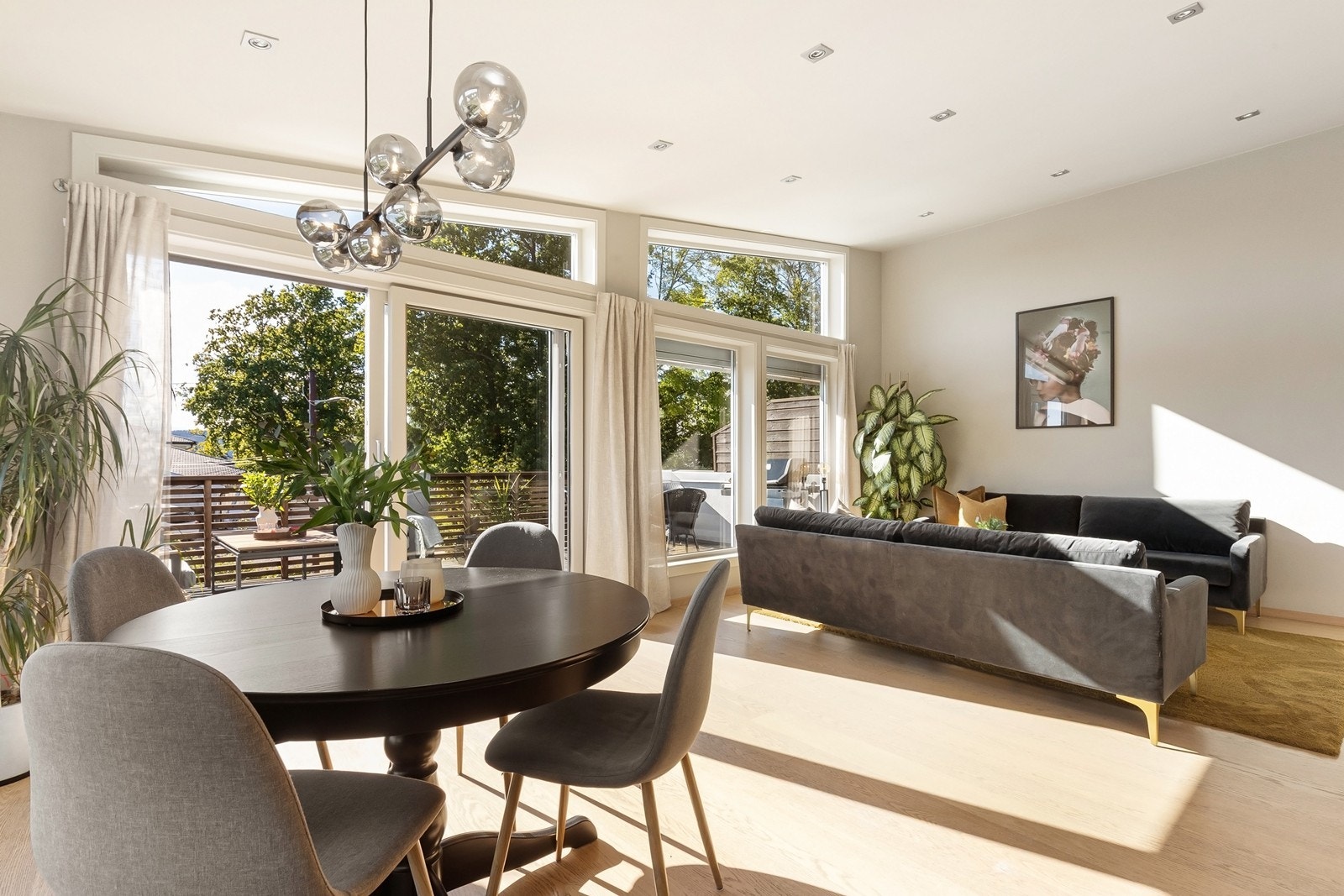 Gode vindusflater gir masse naturlig lys. Galleribilde