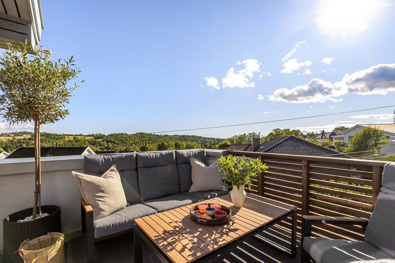 Sommerbilde - Solfylt og sydvent terrasse. Flott utsikt over omkringliggende områder. Galleribilde