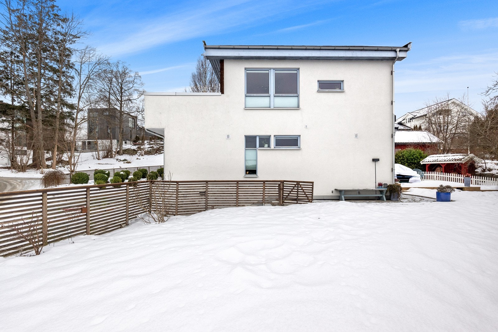 Hage med gressplen og god plass til trampoline etc. Galleribilde