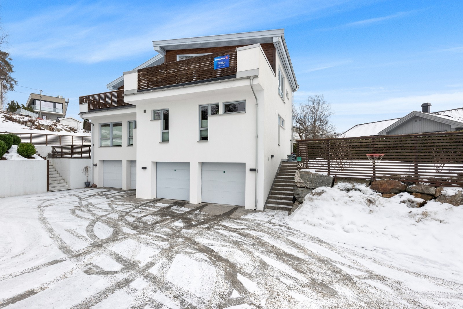 Gårdsplass og dobbel garasje Galleribilde