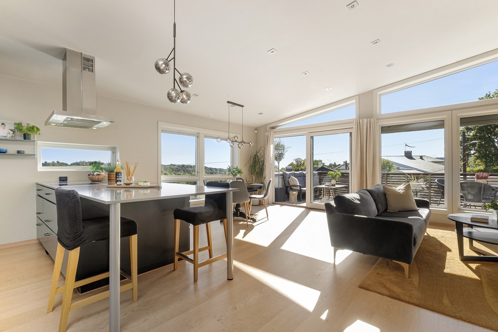 Kjøkken og stue med utgang til terrasse. Galleribilde