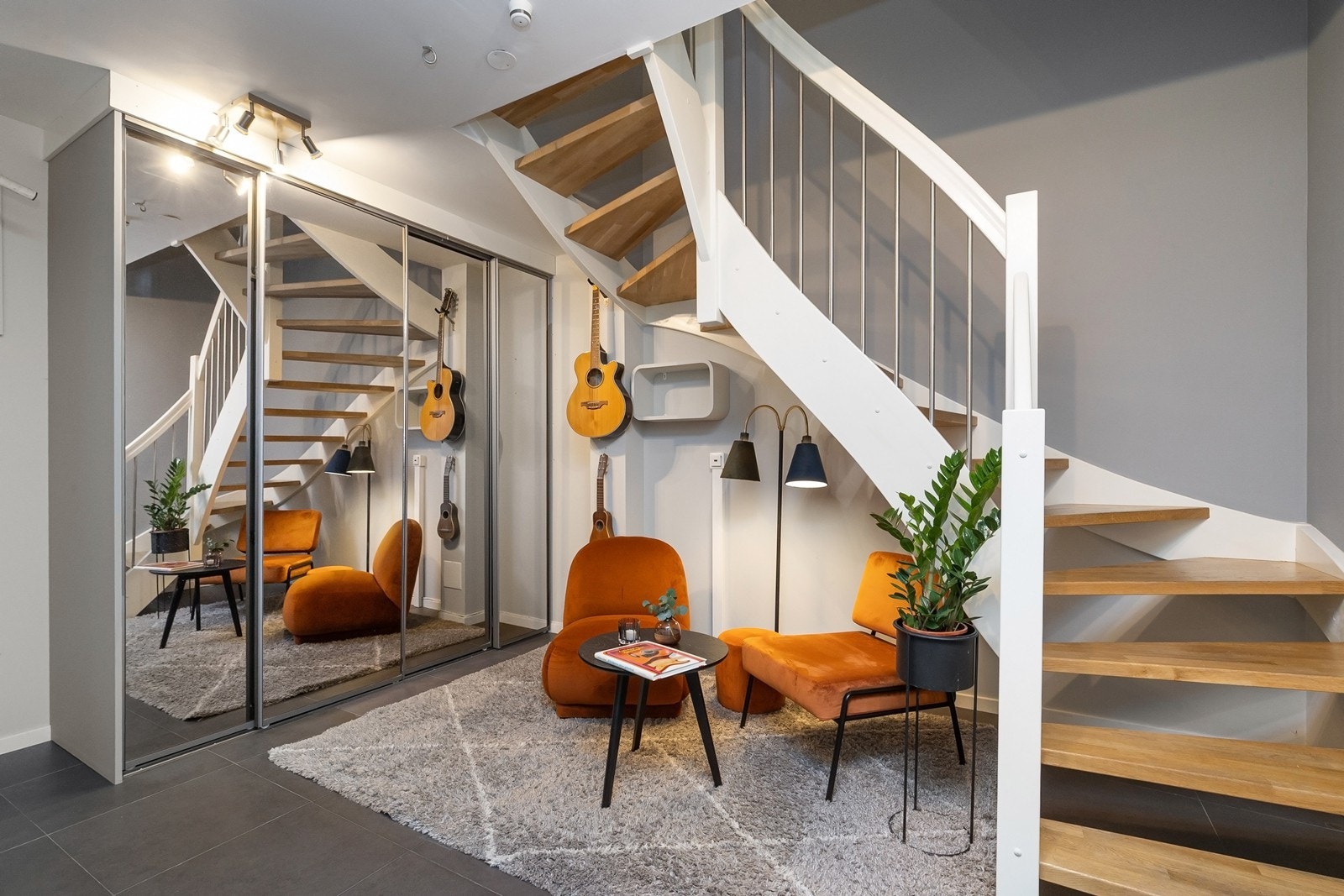 Trappegang og stue i kjelleretasjen. Galleribilde