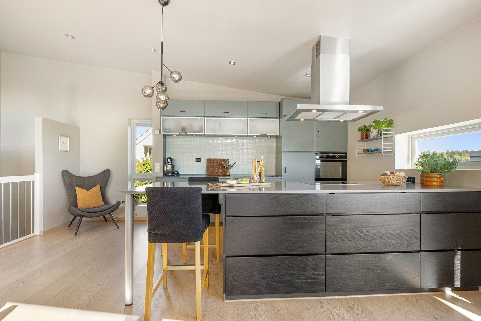 Stor kjøkken øy med induksjonstopp og sitteplasser. Galleribilde