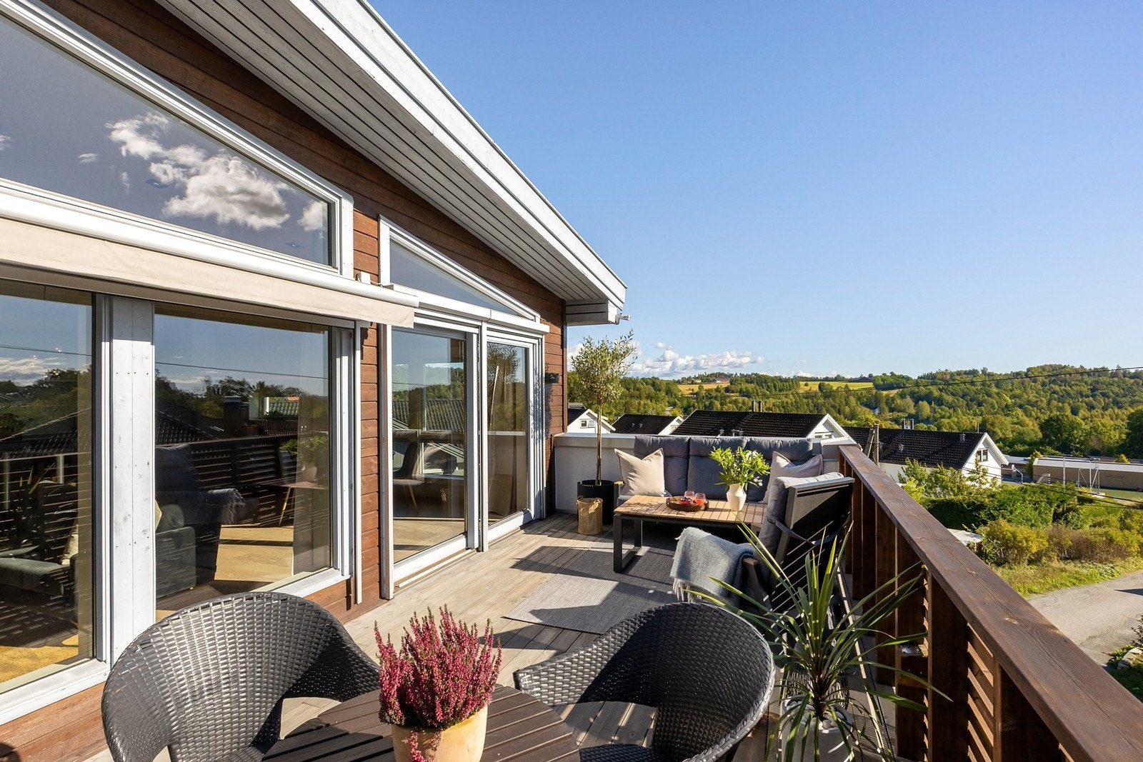 Sommer bilde av stor terrasse. Galleribilde