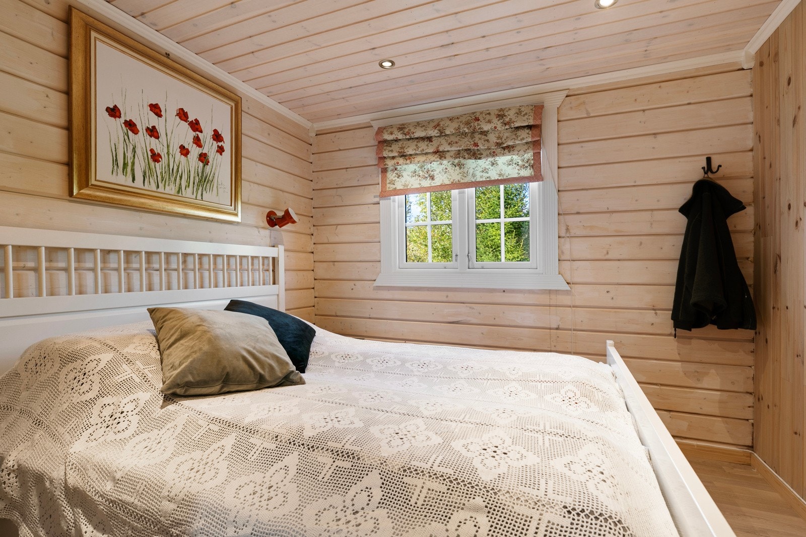 God plass til seng og tilhørende nattbord. Galleribilde