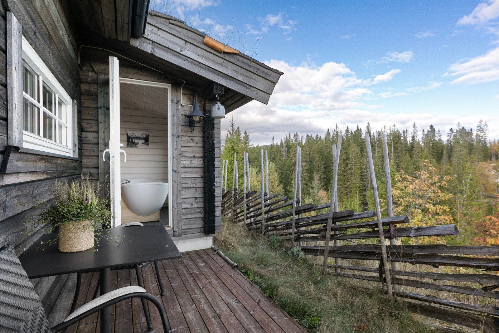 Utgang fra bad til østvendt terrasse på 10 kvm. Galleribilde