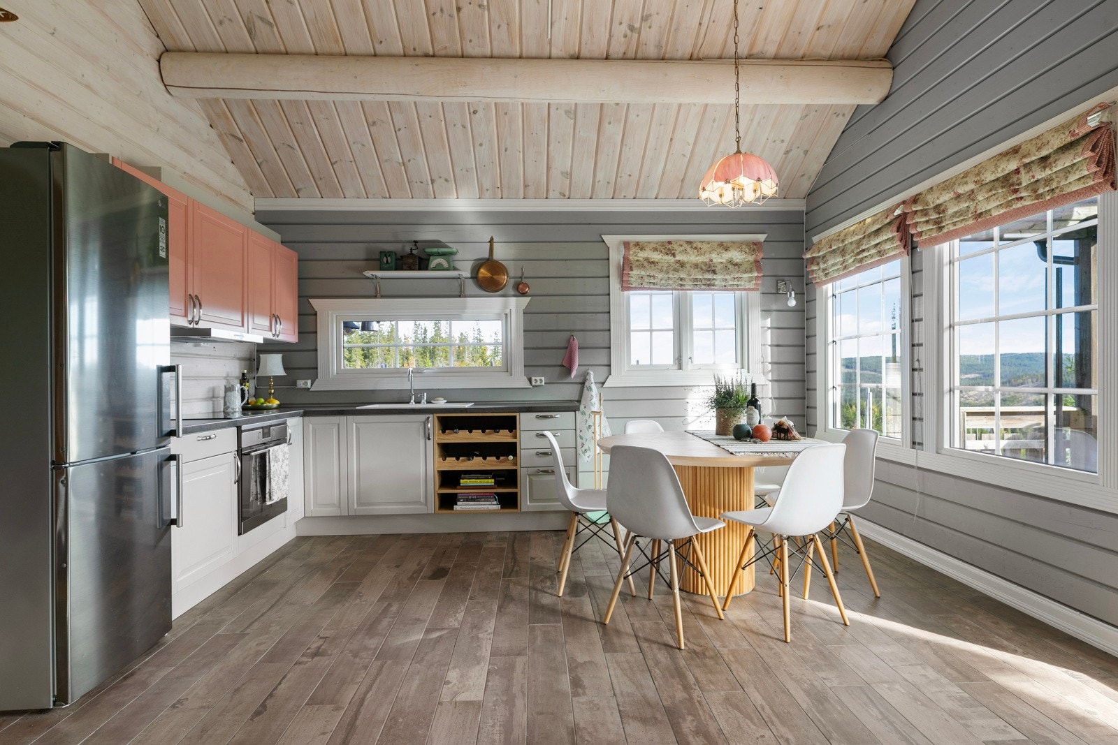 Kjøkkenet er i åpen løsning mot stuen og fremstår som meget innbydende og hjemmekoselig. Galleribilde