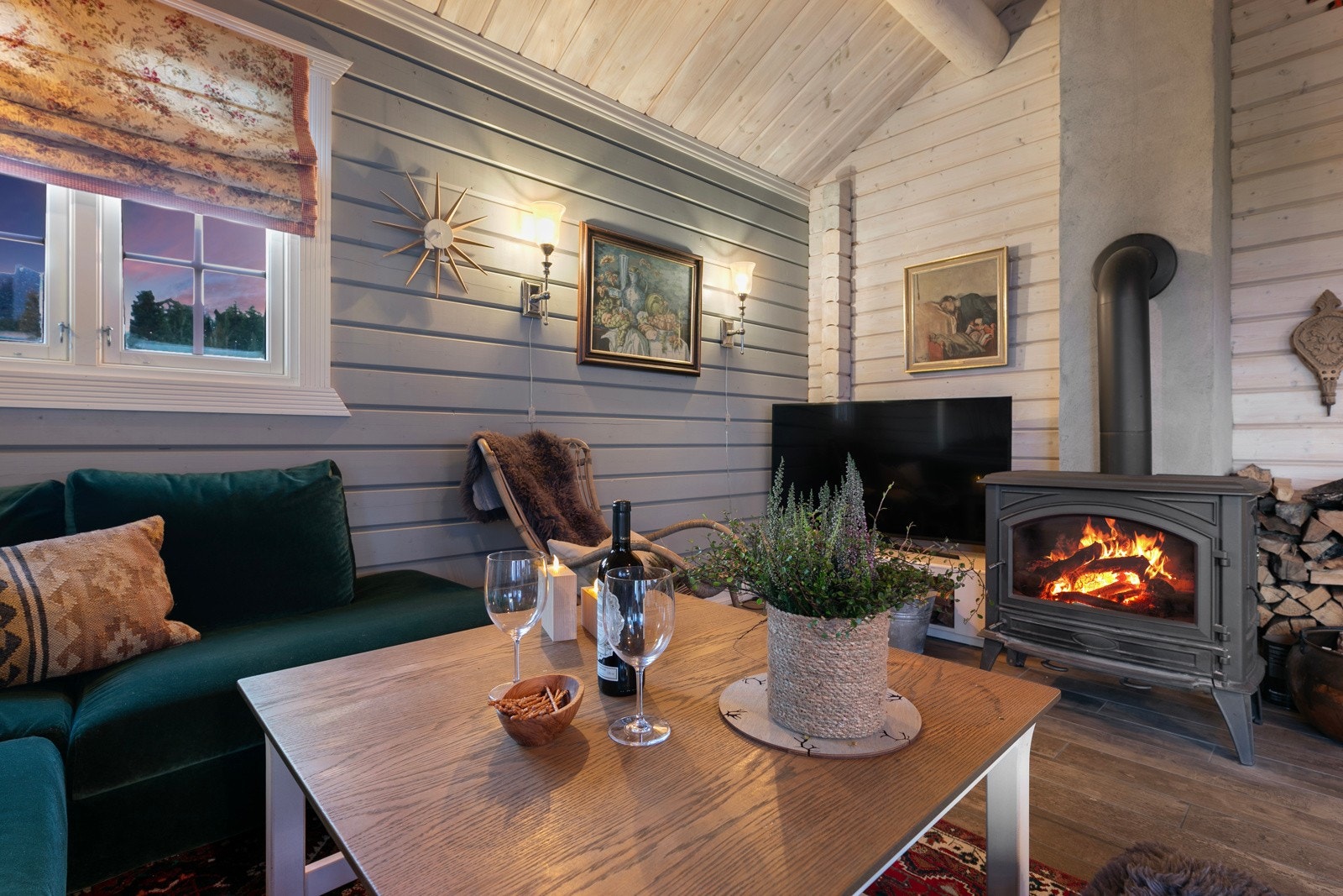 God plass til sofaløsning med tilhørende møblement. Galleribilde