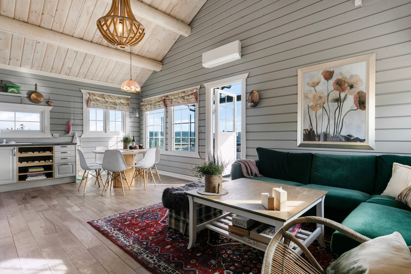 Spisestuen innbyr til hyggelige måltider med hele familien. Flott lys fra tallrike vinduer med panoramautsikt over landskapet. Galleribilde